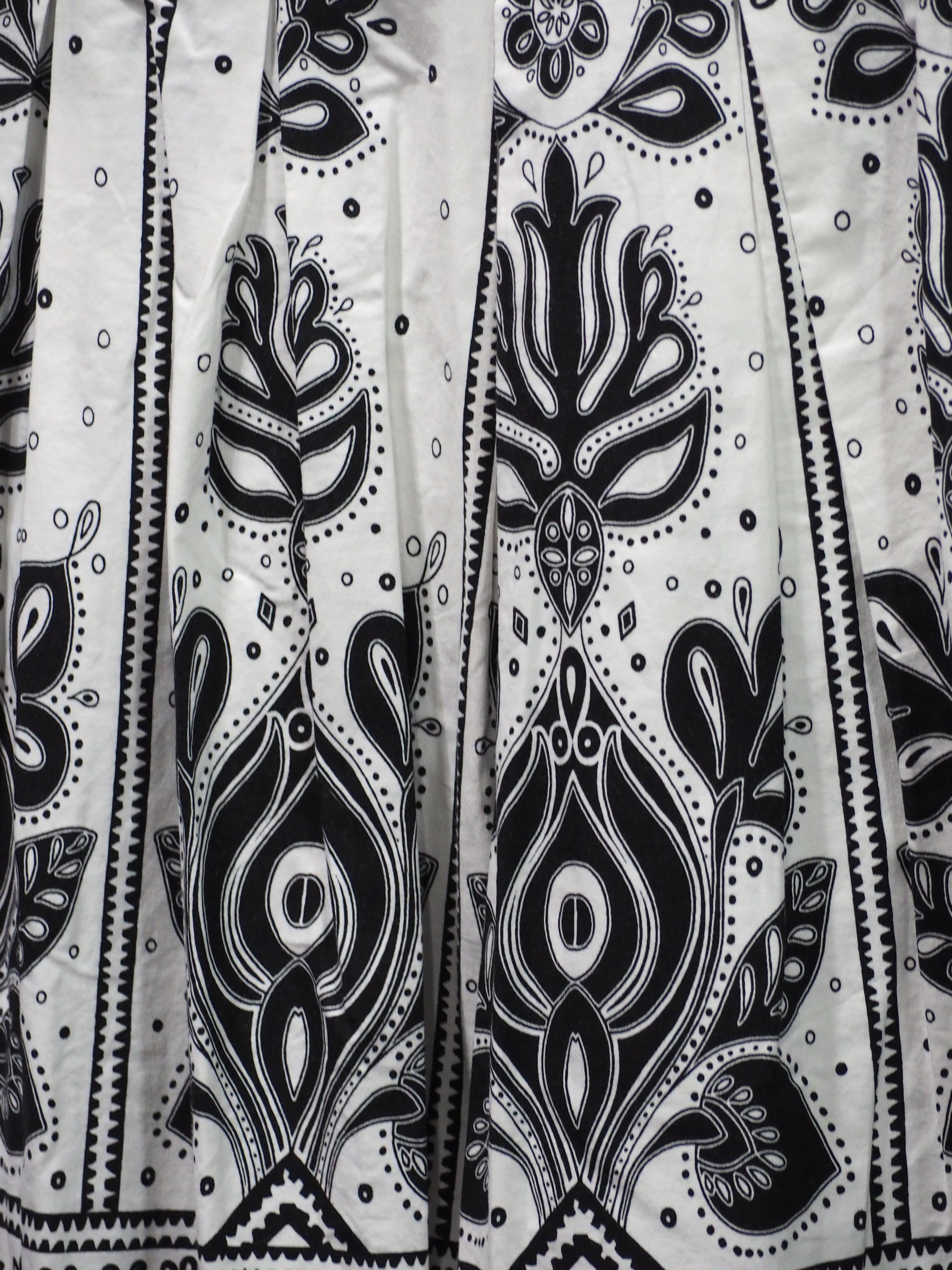FALDA BLANCA MIDI CON ESTAMPADO NEGRO