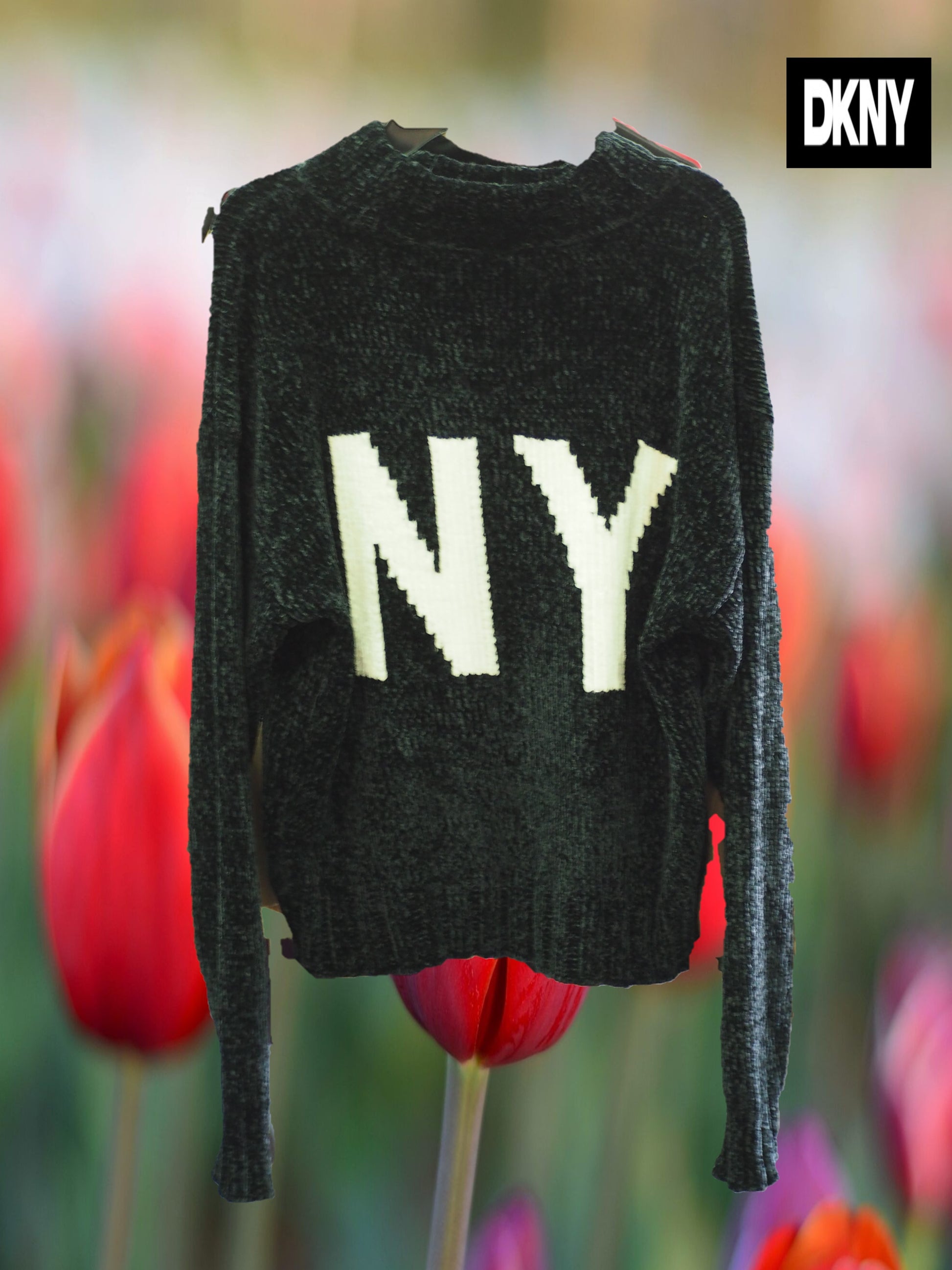 JERSEY NEGRO CON SERIGRAFÍA DKNY ( TARA PEQUEÑO DESCOSIDO LETRA K- PARTE DELANTERA )