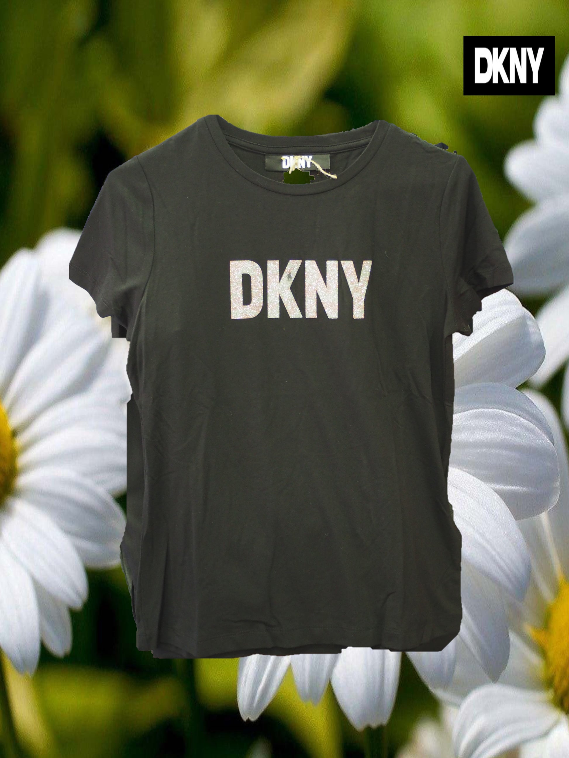 CAMISETA NEGRA CON LOGO DKNY  ( TARA MANCHA EN LETRA )