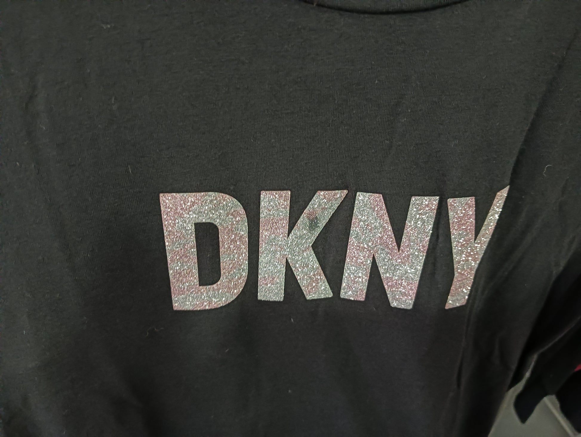 CAMISETA NEGRA CON LOGO DKNY  ( TARA MANCHA EN LETRA )