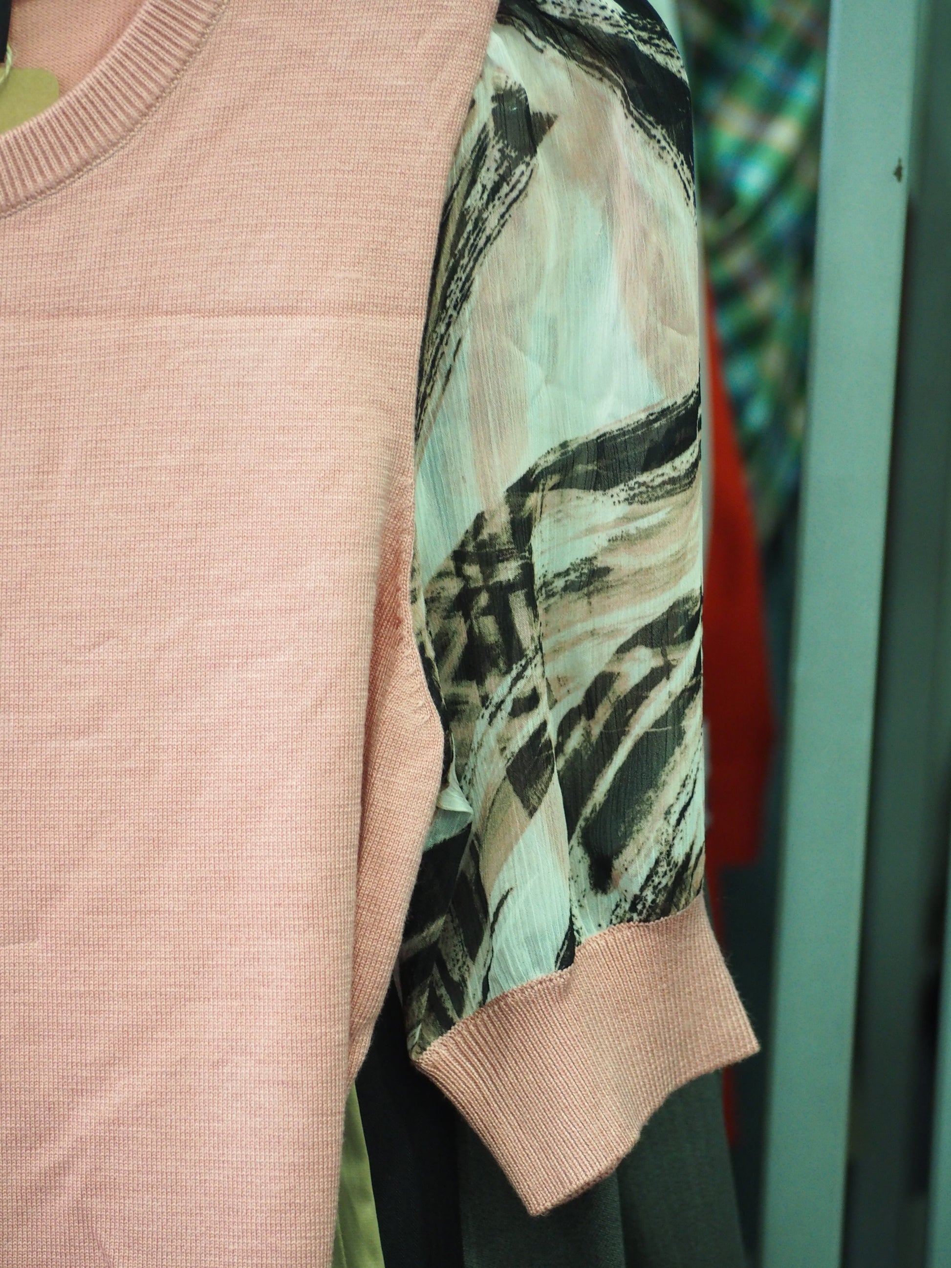 JERSEY ROSA CON MEDIA MANGA DE GASA DKNY