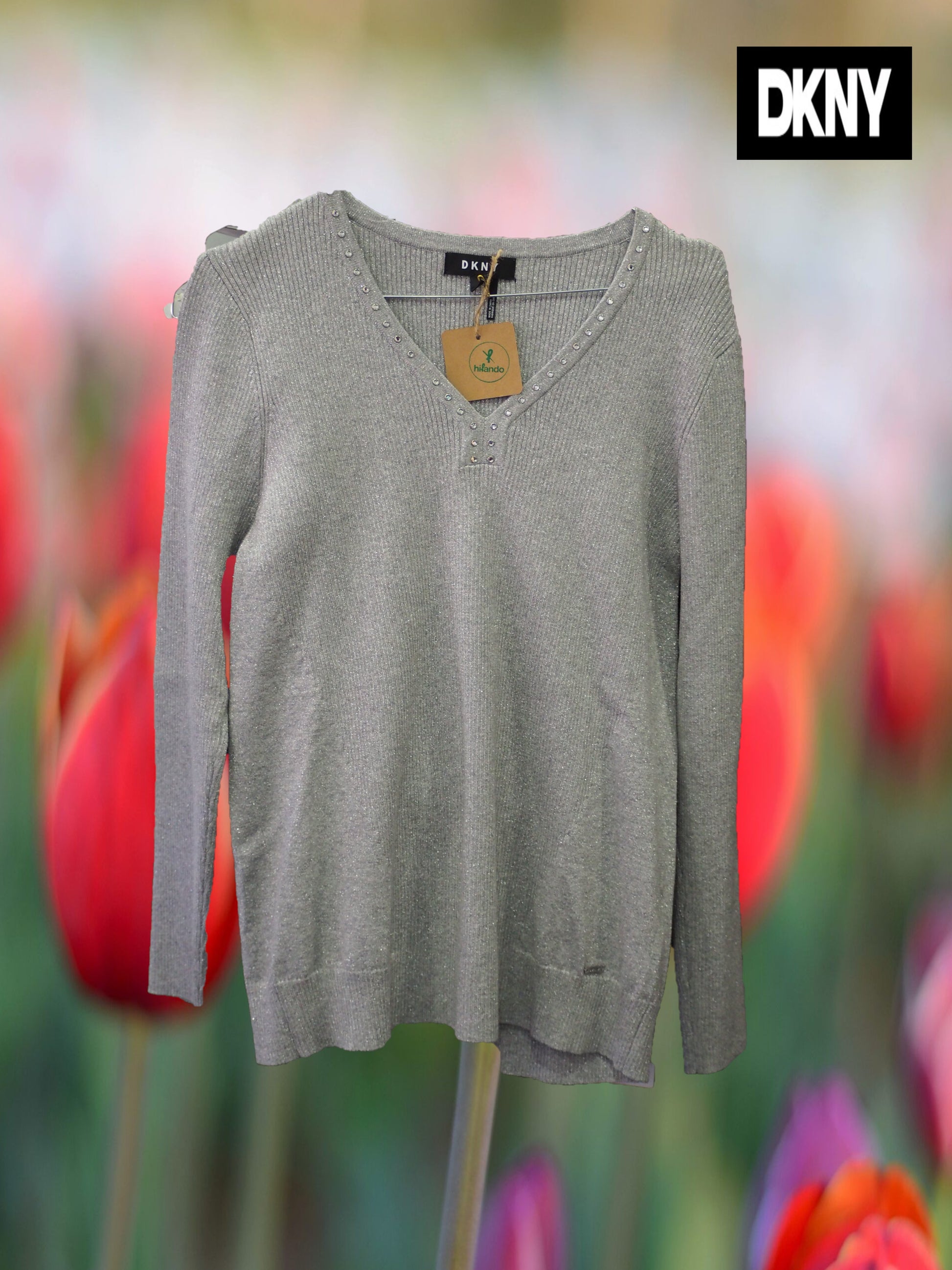 JERSEY GRIS CON BRILLO Y CUELLO PICO DKNY