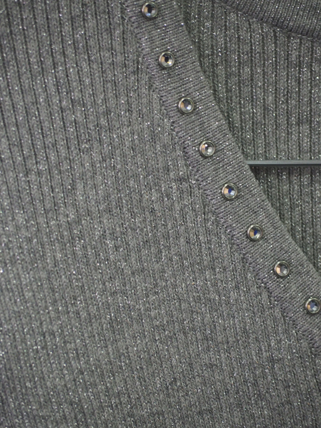 JERSEY GRIS CON BRILLO Y CUELLO PICO DKNY