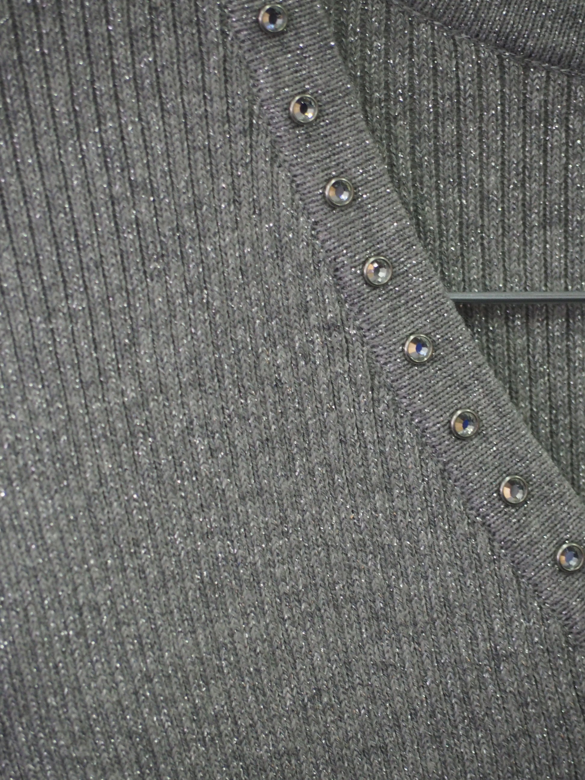 JERSEY GRIS CON BRILLO Y CUELLO PICO DKNY