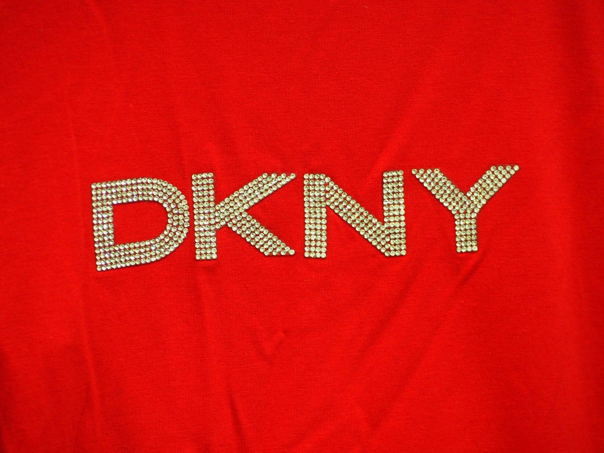 CAMISETA ROJA  MANGA CORTA CON LOGO DKNY