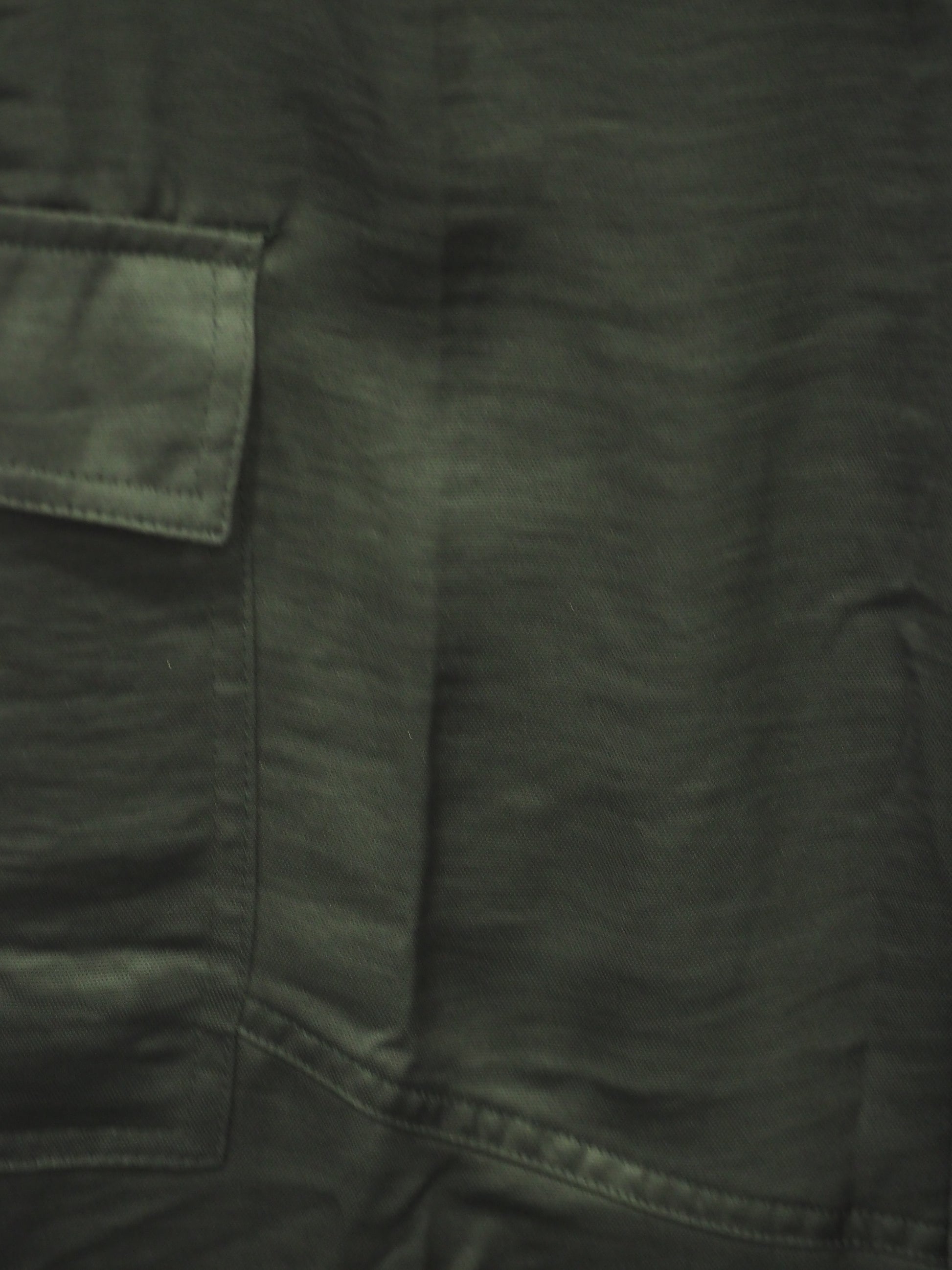 PANTALÓN NEGRO CON BOLSILLOS ( TARA MANCHA PARTE BAJA ) DKNY
