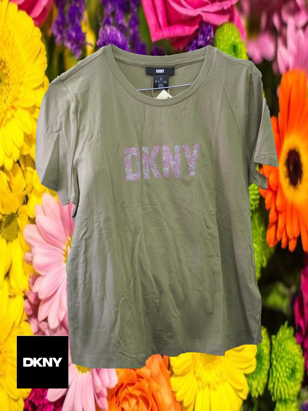 CAMISETA VERDE CON LOGO EN BRILLANTE ( TARA PARTE BAJA DEFECTUOSA ) DKNY