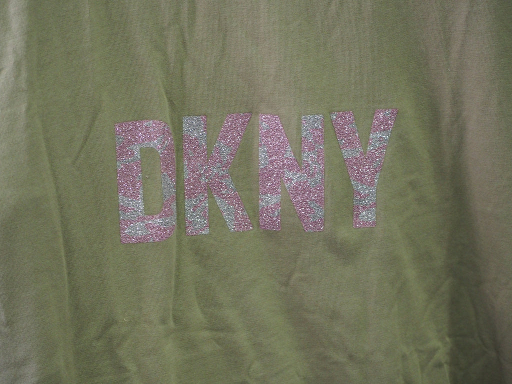 CAMISETA VERDE CON LOGO EN BRILLANTE ( TARA PARTE BAJA DEFECTUOSA ) DKNY