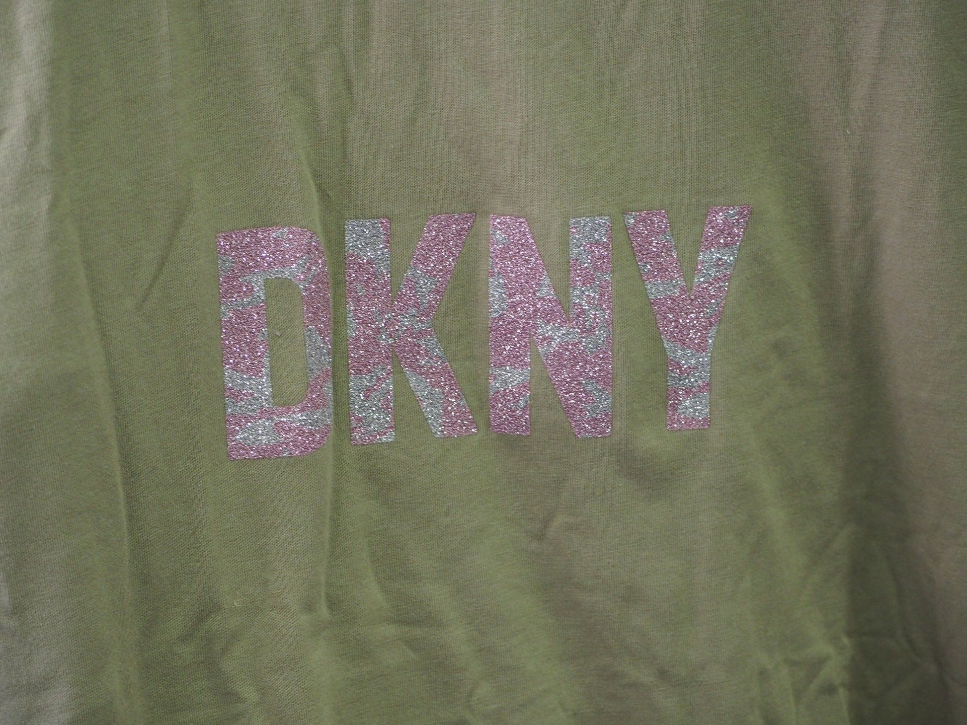 CAMISETA VERDE CON LOGO EN BRILLANTE ( TARA PARTE BAJA DEFECTUOSA ) DKNY