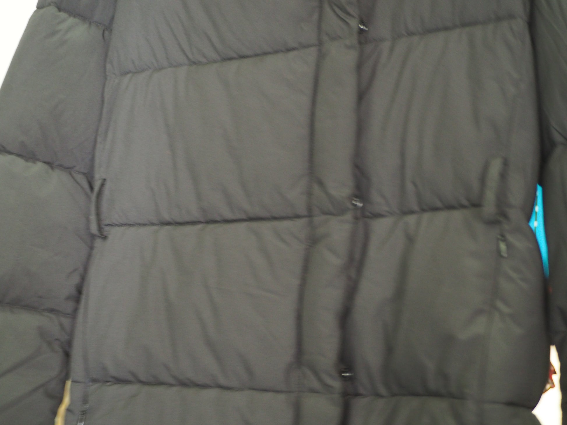 ABRIGO PLUMAS NEGRO MIDI ( TARA NO TIENE CINTURÓN Y PEQUEÑO ROTO EN CAPUCHA ) DKNY