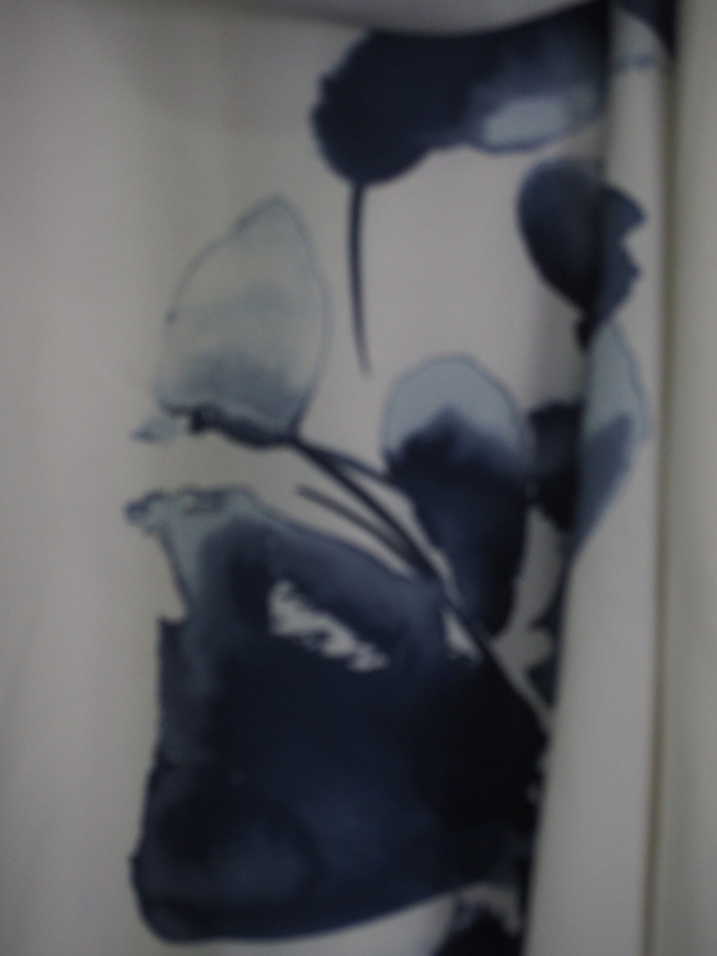 VESTIDO MIDI BLANCO CON ESTAMPADO Y TIRANTES ( TARA MANCHA INTERIOR ALTURA TIRANTE ) DKNY