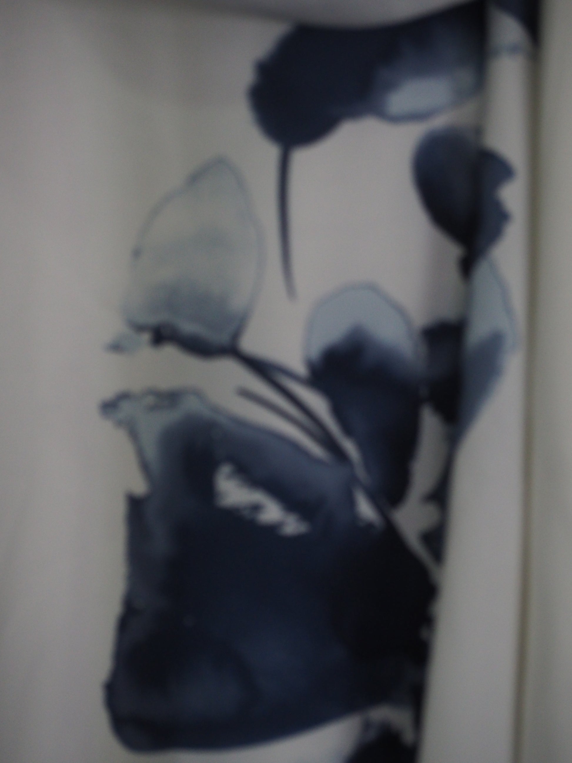 VESTIDO MIDI BLANCO CON ESTAMPADO Y TIRANTES ( TARA MANCHA INTERIOR ALTURA TIRANTE ) DKNY