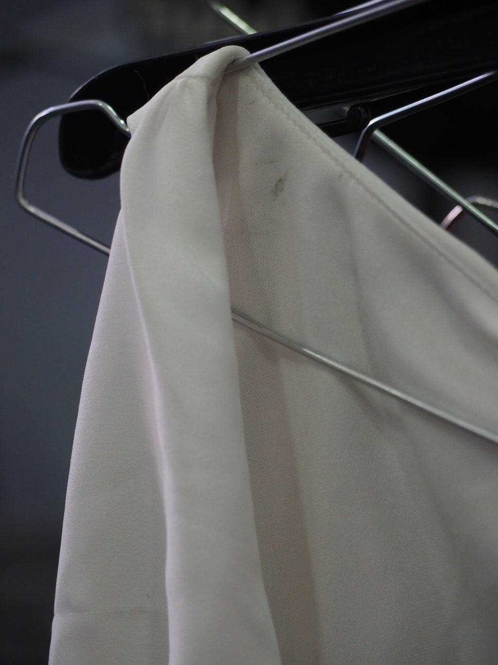 VESTIDO MIDI BLANCO CON ESTAMPADO Y TIRANTES ( TARA MANCHA INTERIOR ALTURA TIRANTE ) DKNY