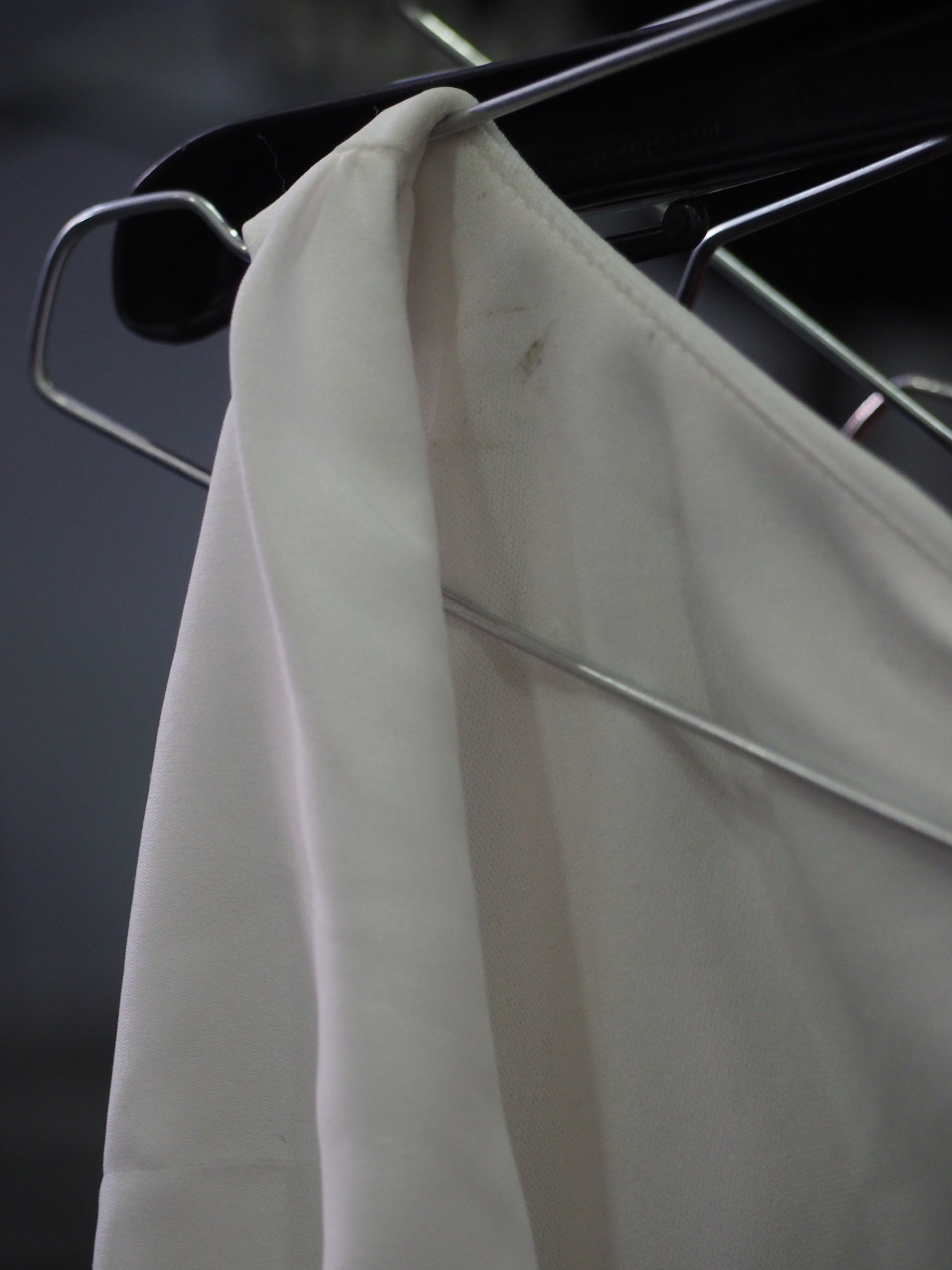 VESTIDO MIDI BLANCO CON ESTAMPADO Y TIRANTES ( TARA MANCHA INTERIOR ALTURA TIRANTE ) DKNY