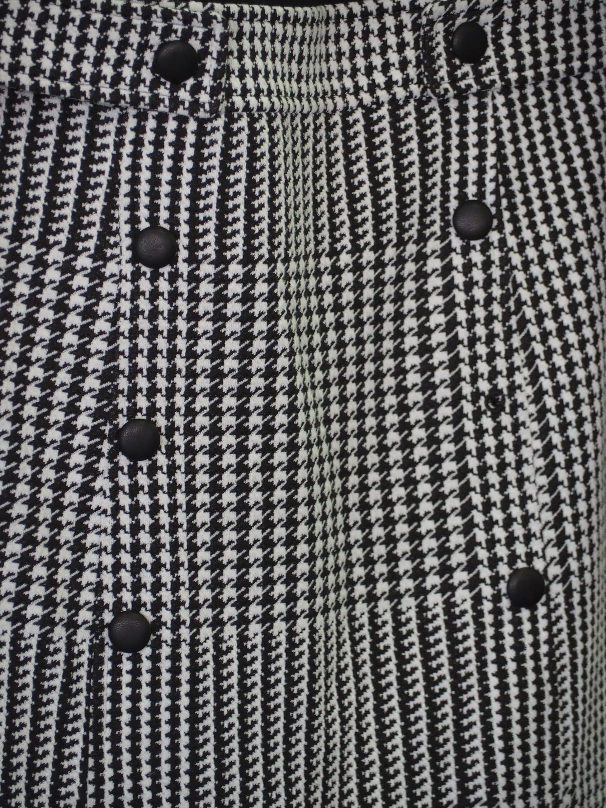 VESTIDO MIDI MANGA LARGA CON CUERPO NEGRO Y FALDA ESTAMPADA ( TARA FALTA BOTON ) DKNY