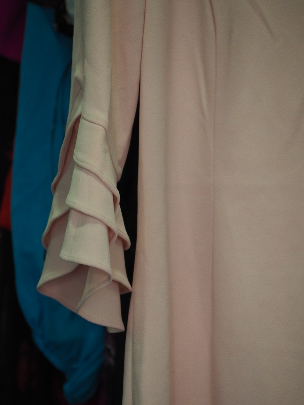 VESTIDO MIDI ROSA CON MANGA FRANCESA ( TARA MANCHA EN PARTE BAJA ) DKNY