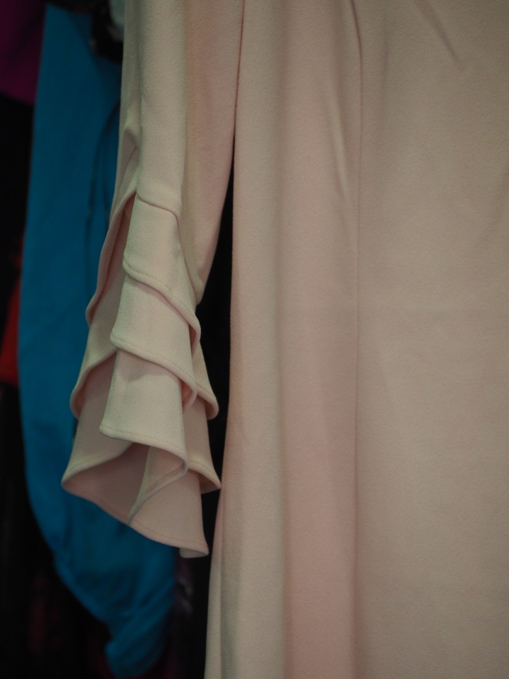 VESTIDO MIDI ROSA CON MANGA FRANCESA ( TARA MANCHA EN PARTE BAJA ) DKNY