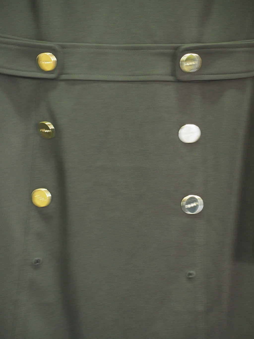 VESTIDO NEGRO MANGA LARGA MIDI CON BOTONES DORADOS ( TARA FALTAN 2 BOTONES ) DKNY