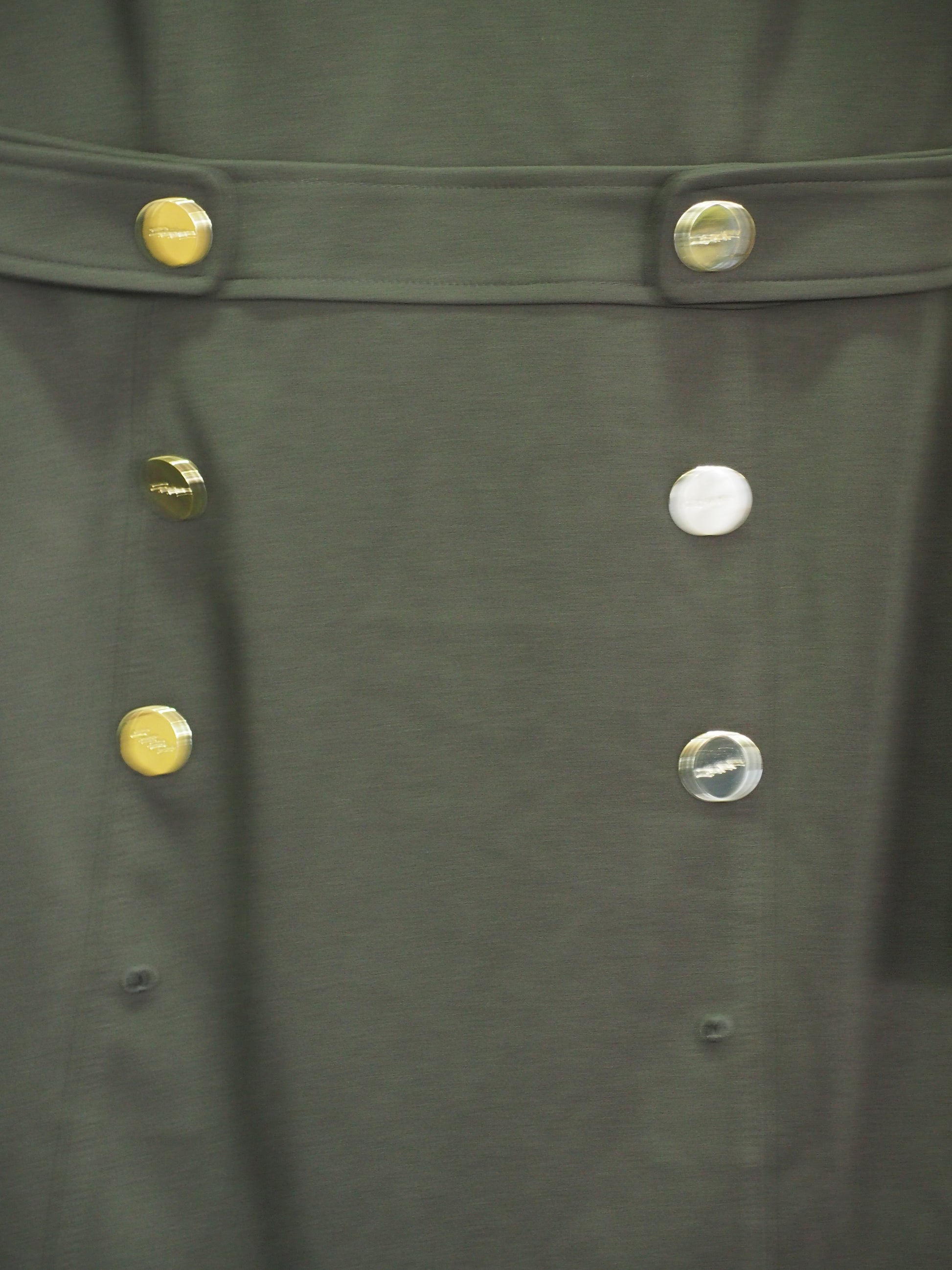 VESTIDO NEGRO MANGA LARGA MIDI CON BOTONES DORADOS ( TARA FALTAN 2 BOTONES ) DKNY