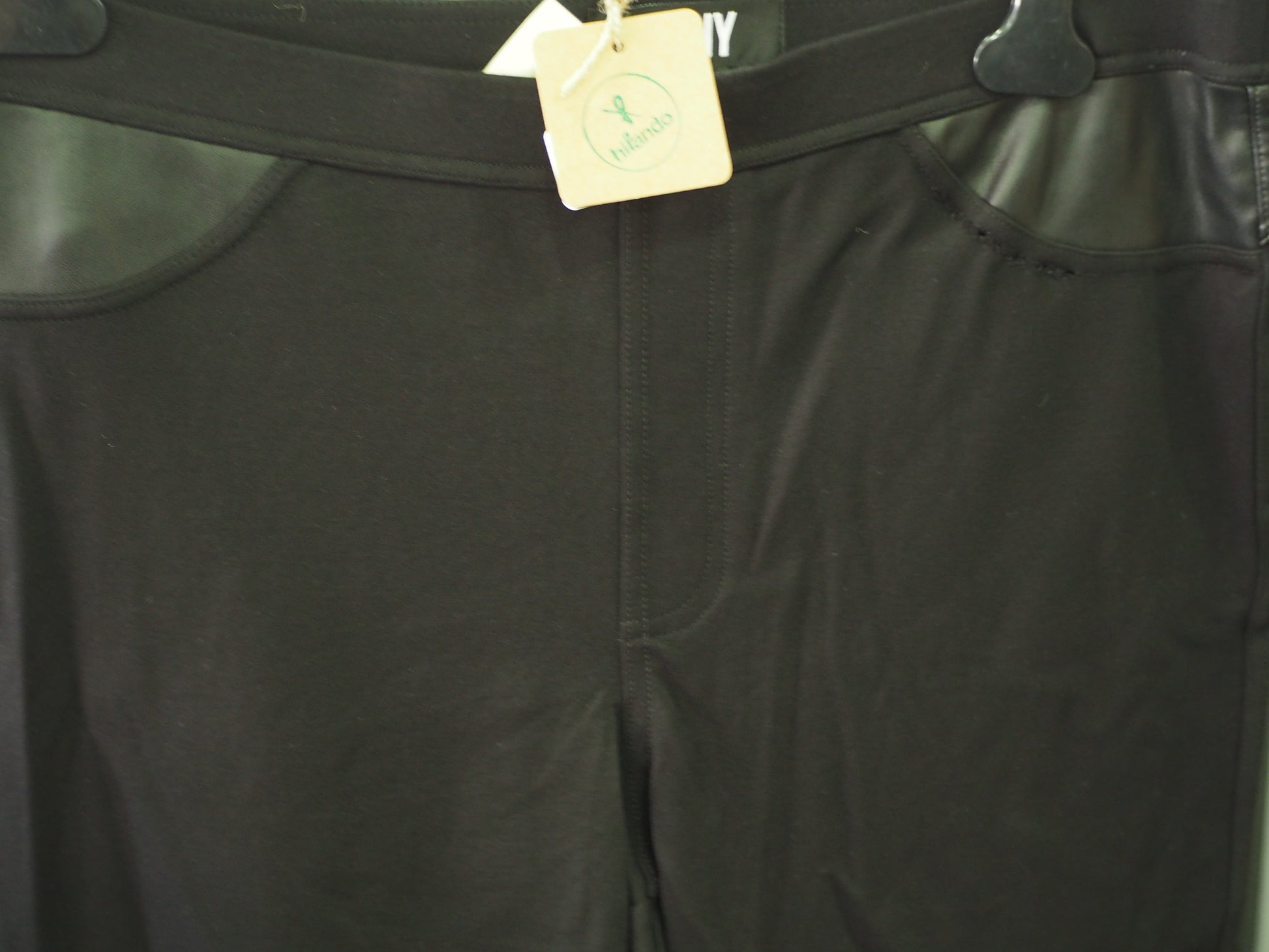 LEGGING NEGRO ( TARA DEFECTO COSTURA EN BOLSILLO DELANTERO ) DKNY