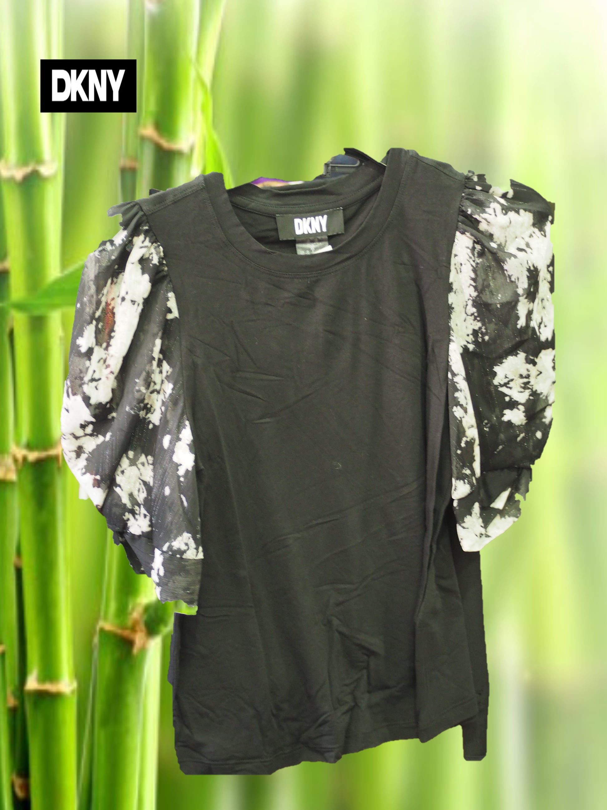 CAMISETA NEGRA CON MANGAS EN GASA ESTAMPADAS ( TARA DESCOLORIDO EN PARTE TRASERA ) DKNY