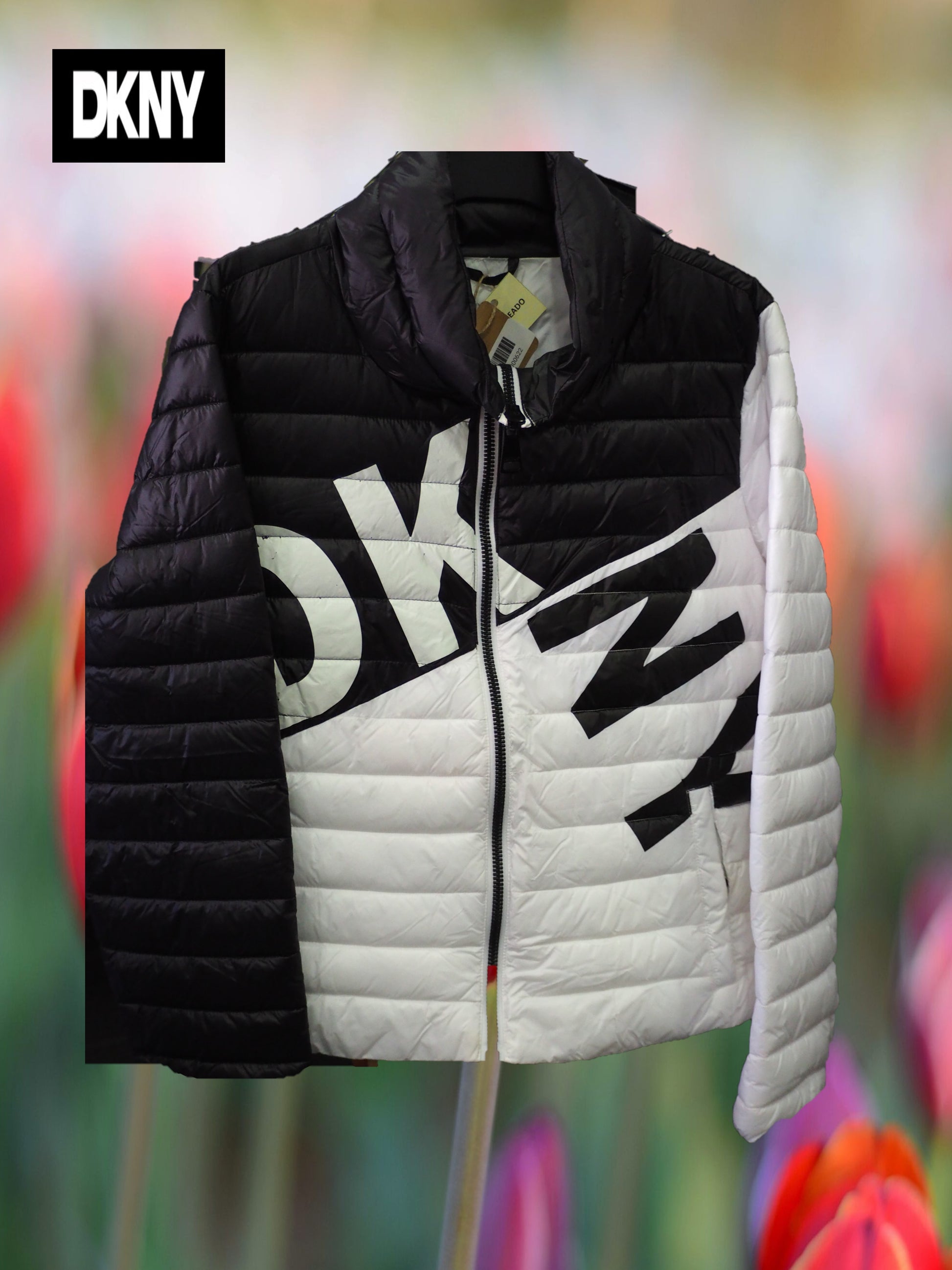 ANORAK BLANCO Y NEGRO ( TARA VINILO ESTROPEADO, LETRA D ) DKNY