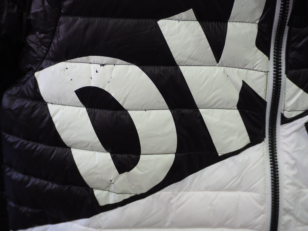 ANORAK BLANCO Y NEGRO ( TARA VINILO ESTROPEADO, LETRA D ) DKNY