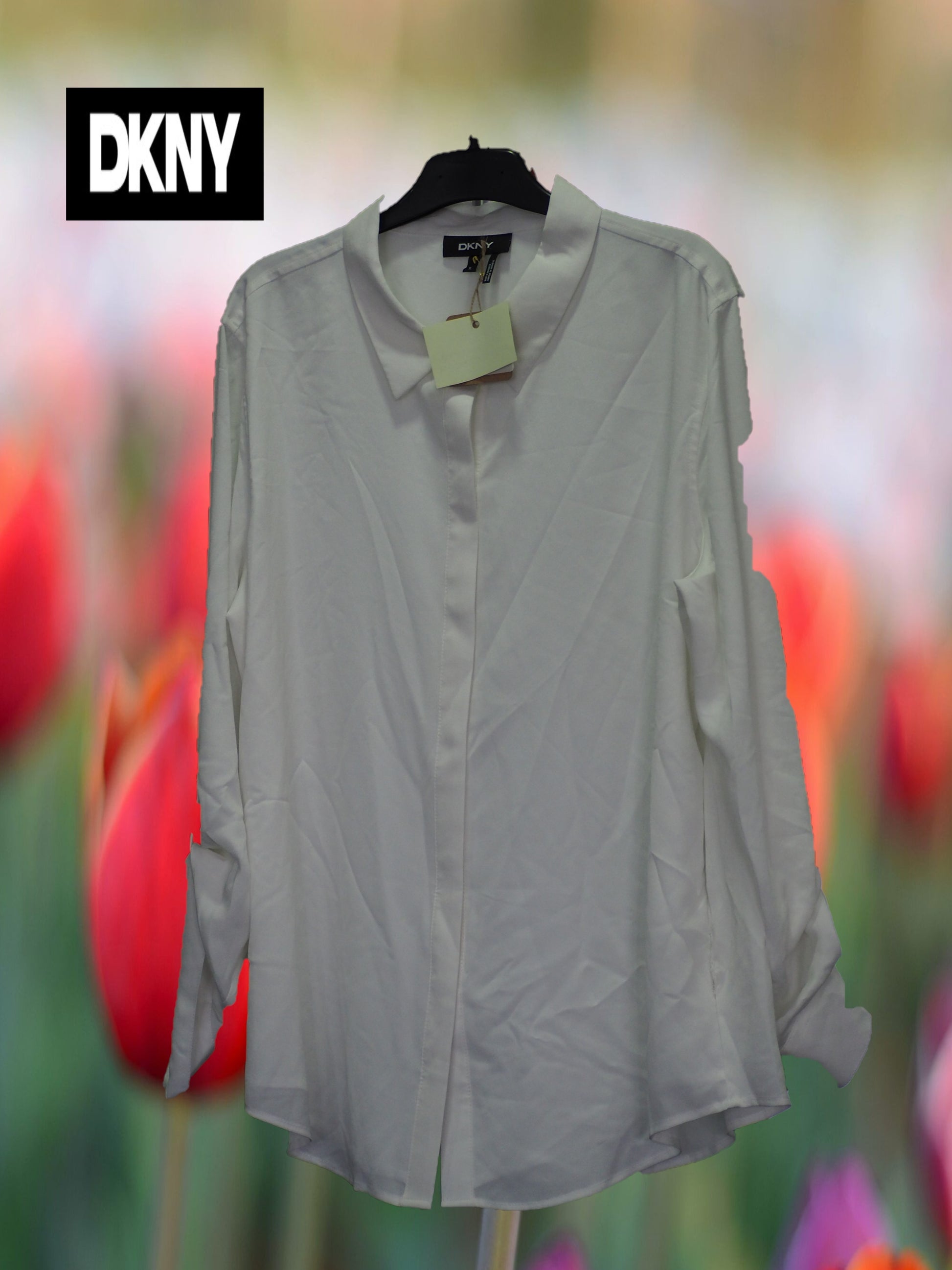 CAMISA MANGA LARGA BLANCA CON BOTONES PLATEADOS EN PUÑOS ( TARA ROTURA PARTE BAJA DERECHA ) DKNY