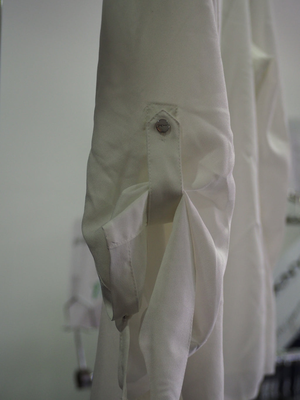 CAMISA MANGA LARGA BLANCA CON BOTONES PLATEADOS EN PUÑOS ( TARA ROTURA PARTE BAJA DERECHA ) DKNY