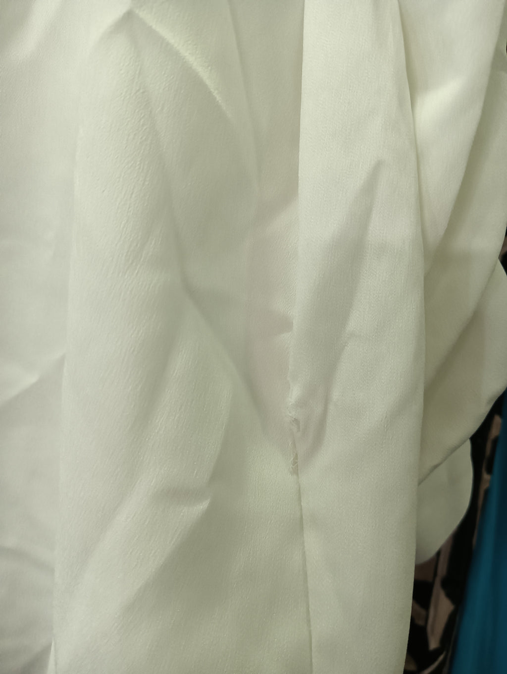 CAMISA MANGA LARGA BLANCA CON BOTONES PLATEADOS EN PUÑOS ( TARA ROTURA PARTE BAJA DERECHA ) DKNY