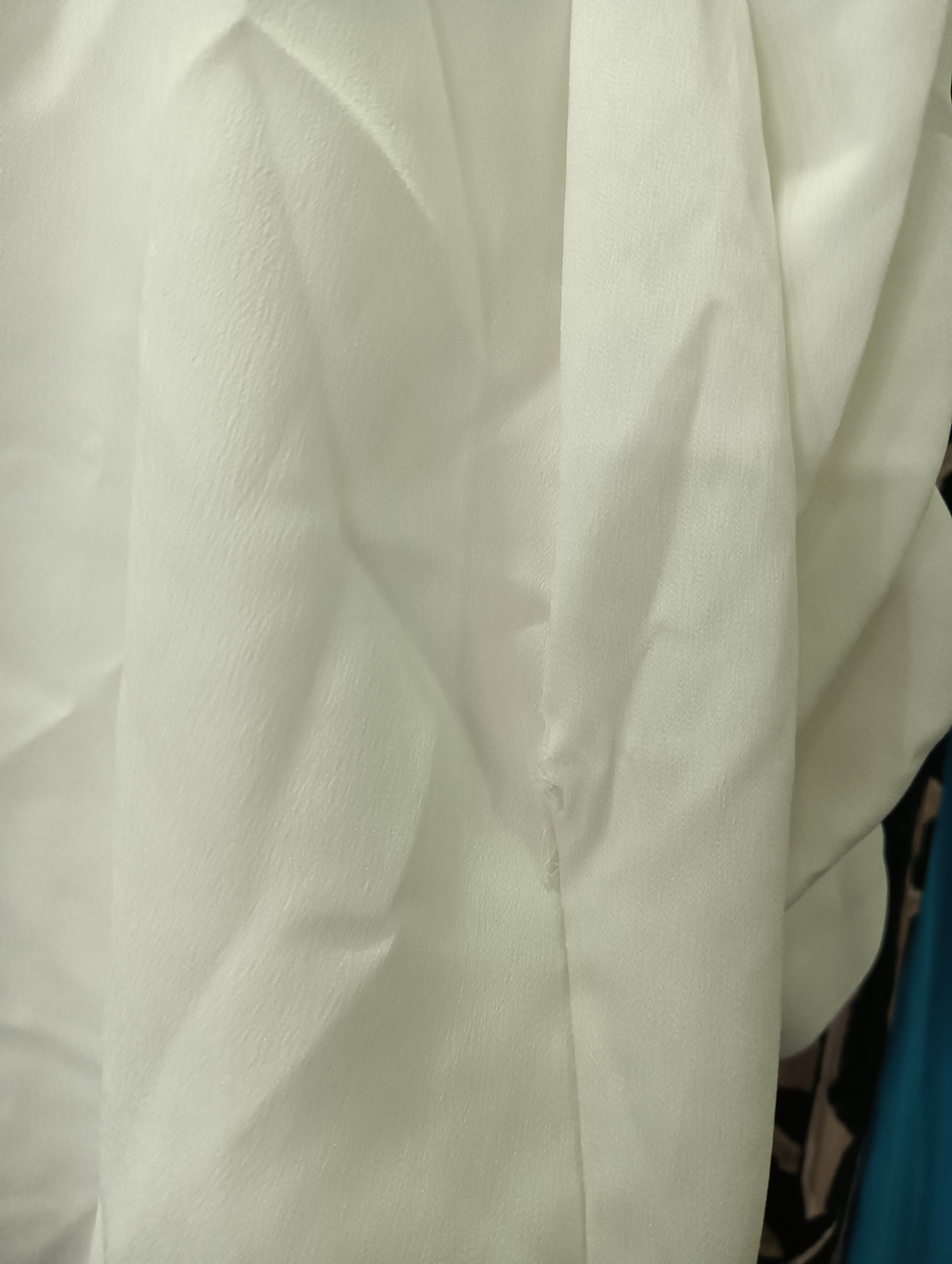 CAMISA MANGA LARGA BLANCA CON BOTONES PLATEADOS EN PUÑOS ( TARA ROTURA PARTE BAJA DERECHA ) DKNY