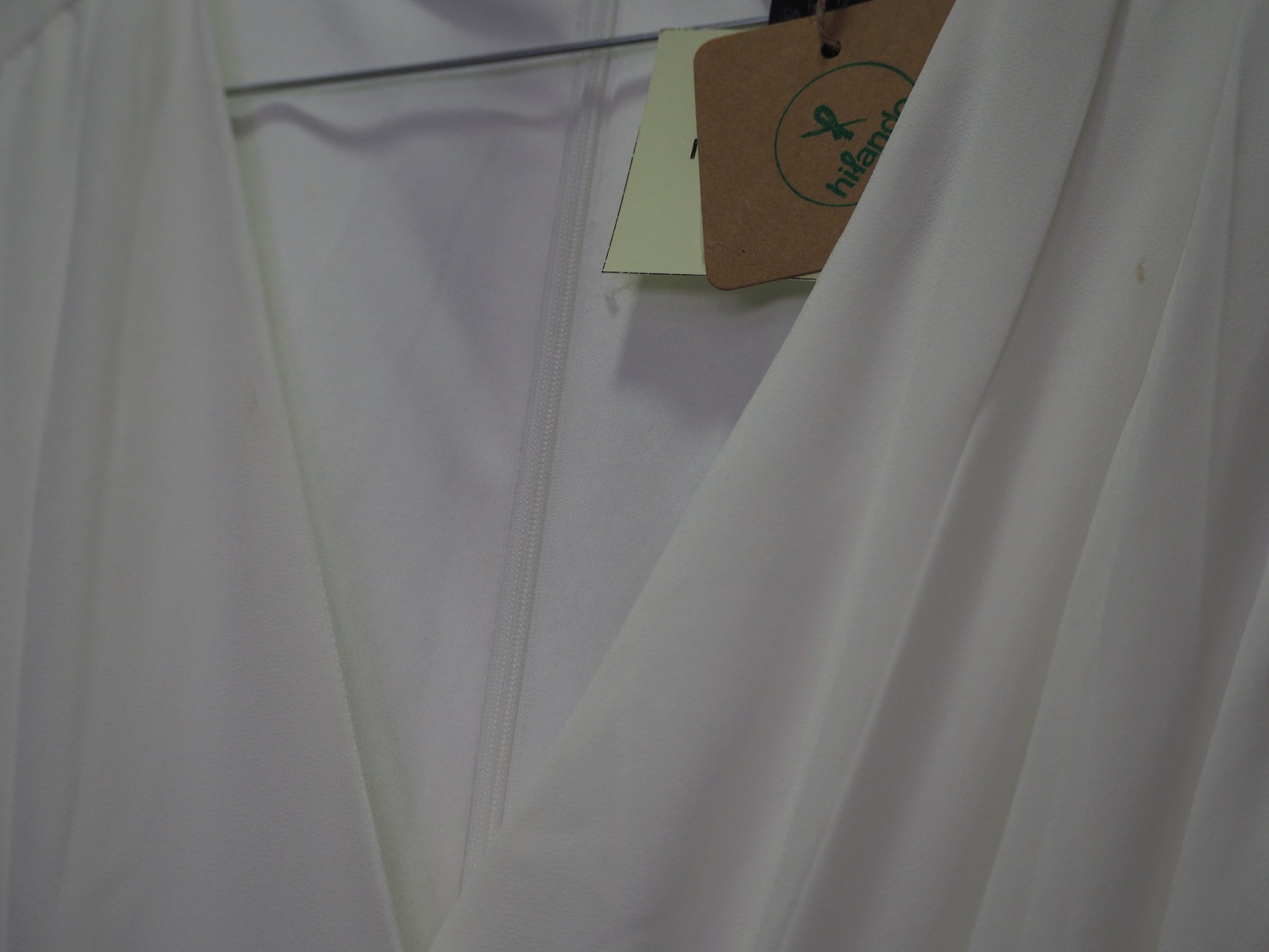 VESTIDO MIDI GASA BLANCO CON FALDA NEGRA Y BOTONES DORADOS MANGA LARGA ( TARA MANCHA EN LA ZONA DEL PECHO ) DKNY