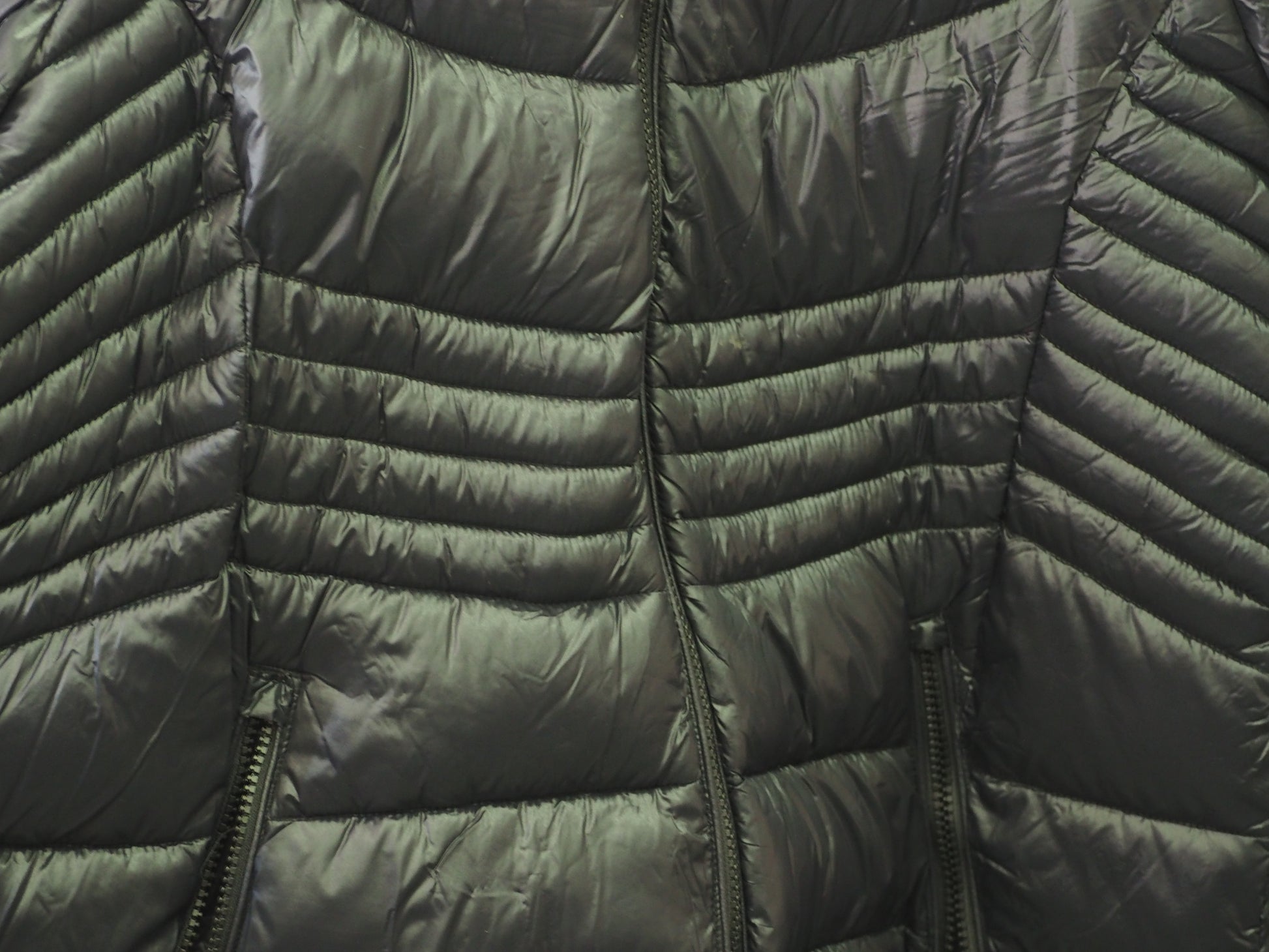 ANORAK NEGRO ( TARA SE DESHACEN LAS COSTURAS ) DKNY