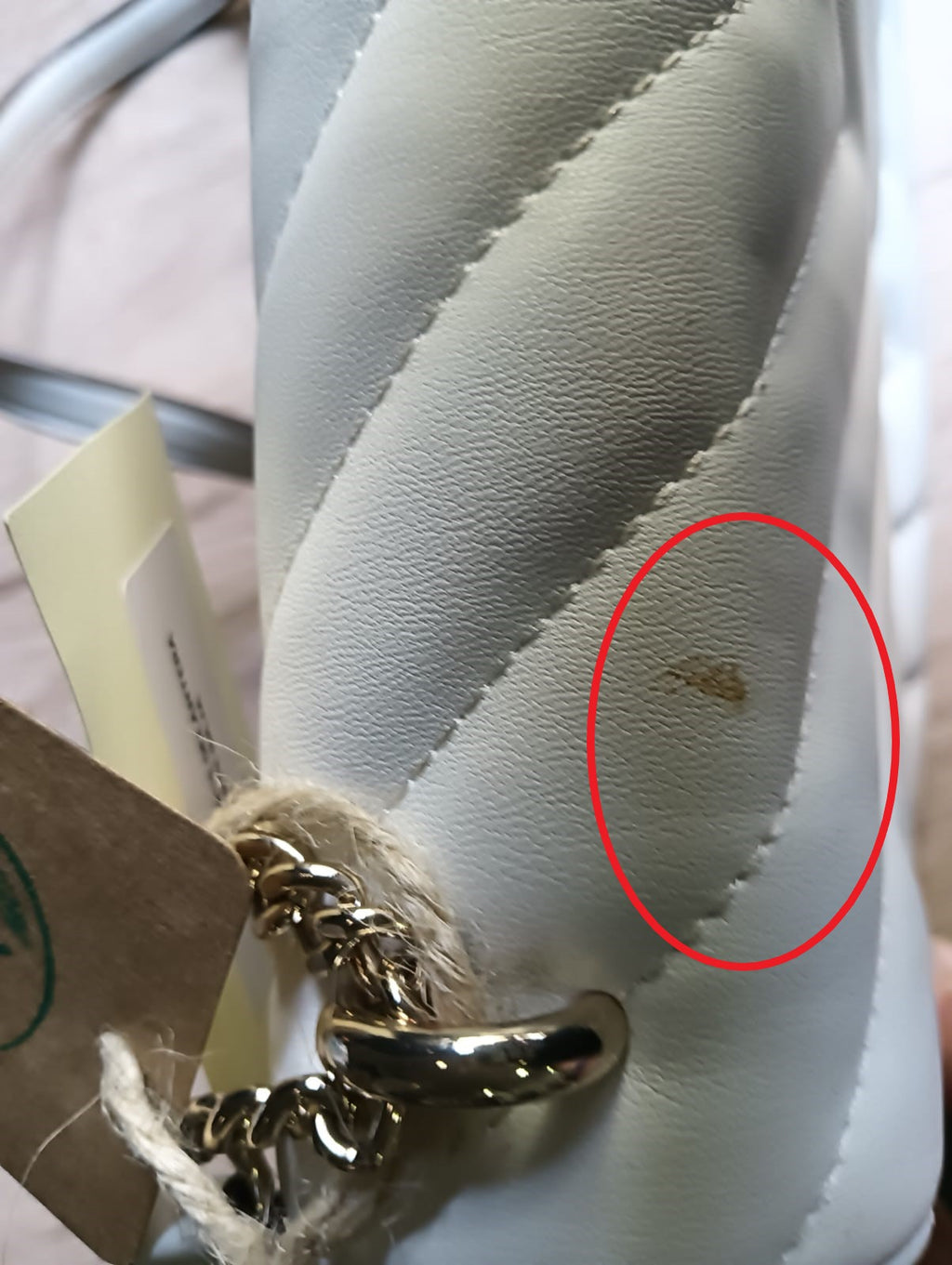 BOLSO BLANCO MEDIANO CON ASA DE CADENA ( TARA MANCHA PARTE DELANTERA ) DKNY