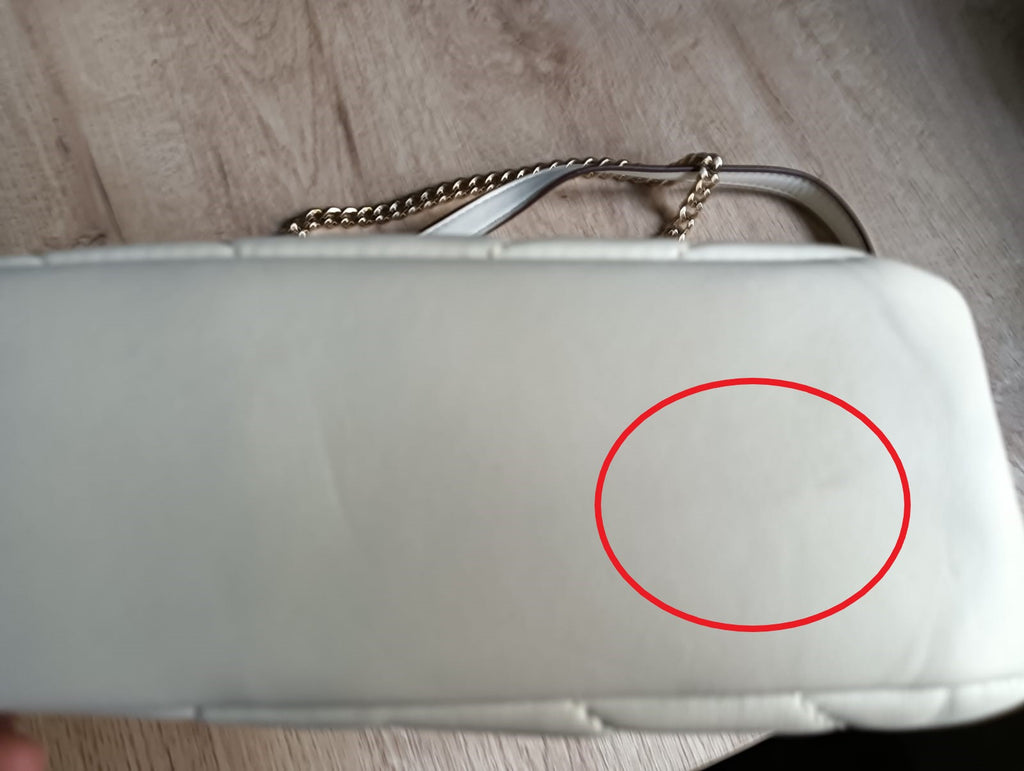 BOLSO BLANCO MEDIANO CON ASA DE CADENA ( TARA MANCHA PARTE DELANTERA ) DKNY