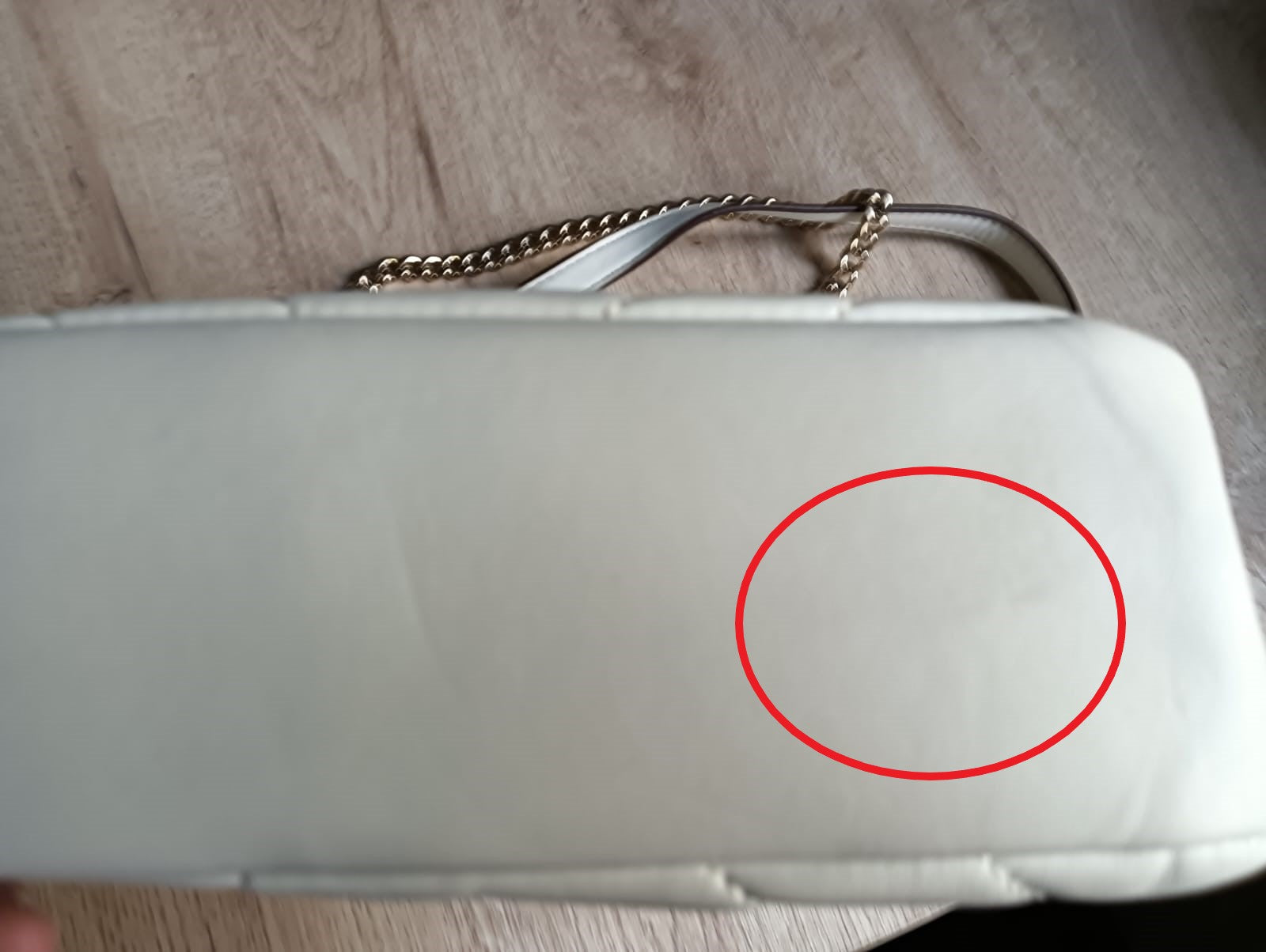 BOLSO BLANCO MEDIANO CON ASA DE CADENA ( TARA MANCHA PARTE DELANTERA ) DKNY