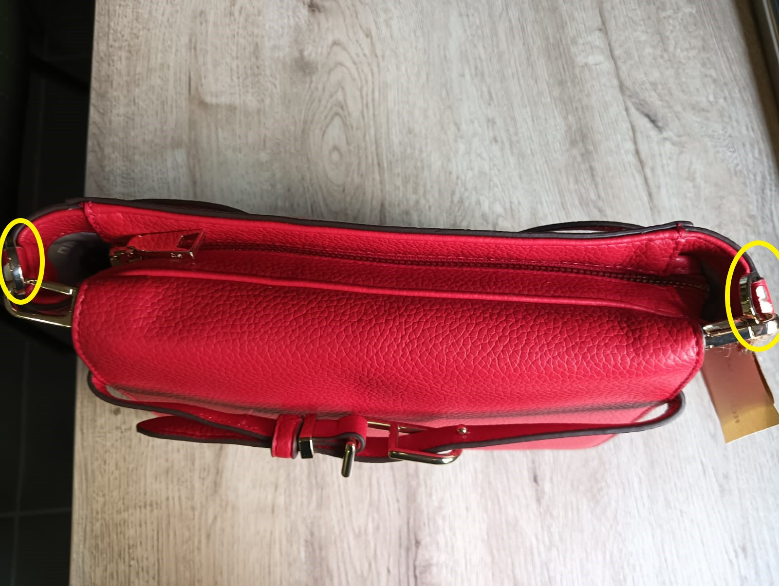 BOLSO MEDIANO ROJO ( TARA ROCES PARTE LATERAL ) DKNY