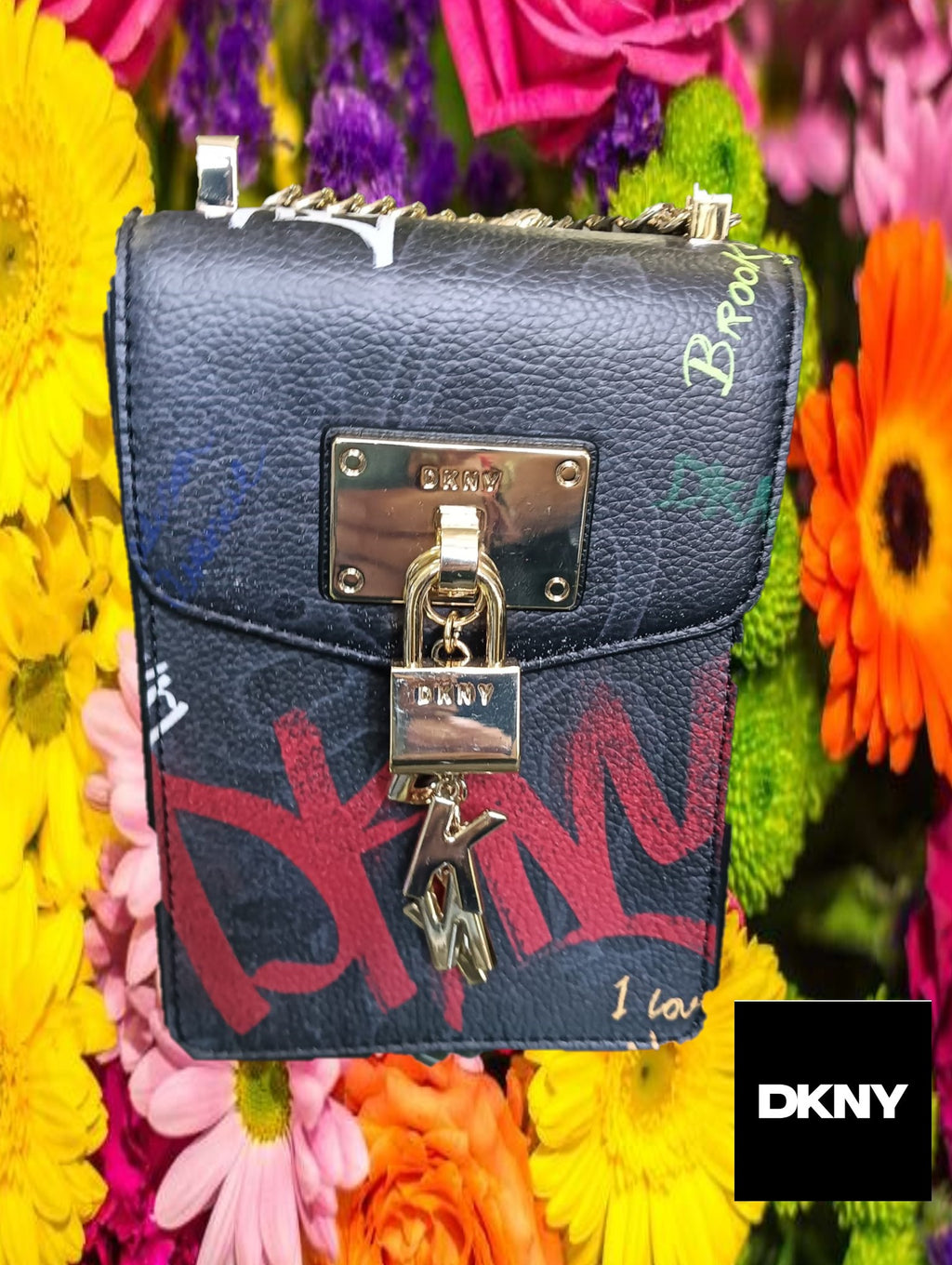 BOLSO ESTILO CARTERA NEGRO CON DIBUJOS ( TARA PEQUEÑA MANCHA TRASERA) DKNY