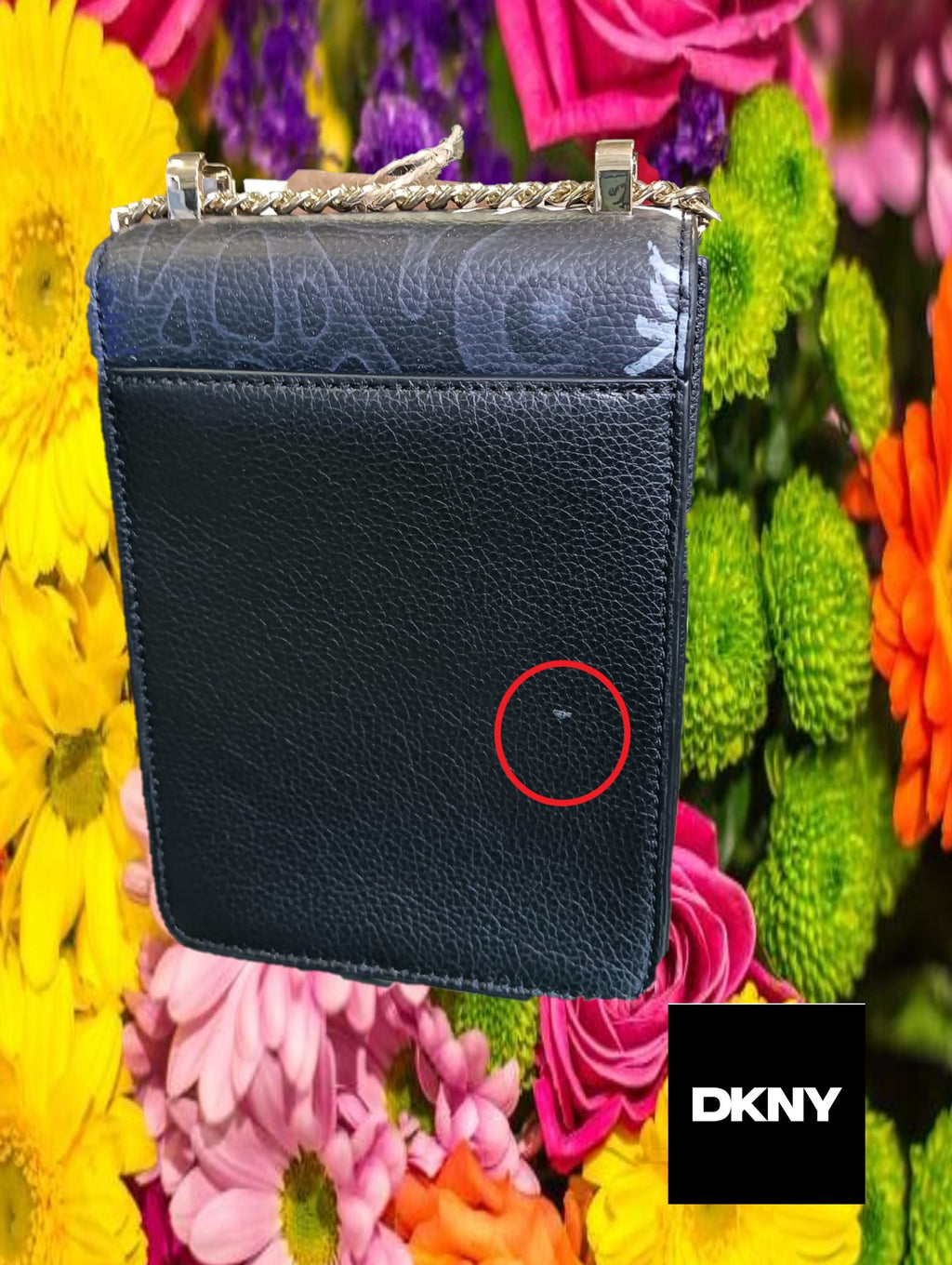 BOLSO ESTILO CARTERA NEGRO CON DIBUJOS ( TARA PEQUEÑA MANCHA TRASERA) DKNY