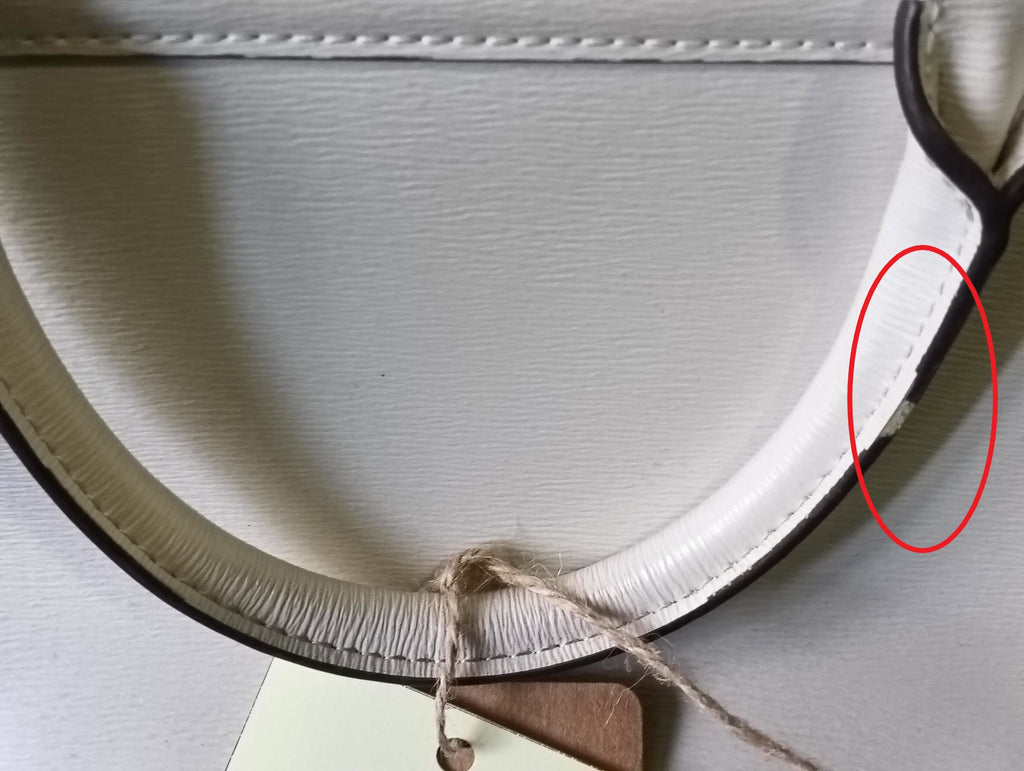 BOLSO BLANCO CON CORREA LARGA DE PIEL ( TARA PEQUEÑA MARCA EN LA ZONA DELANTERA Y EN ASA DE MANO ) DKNY
