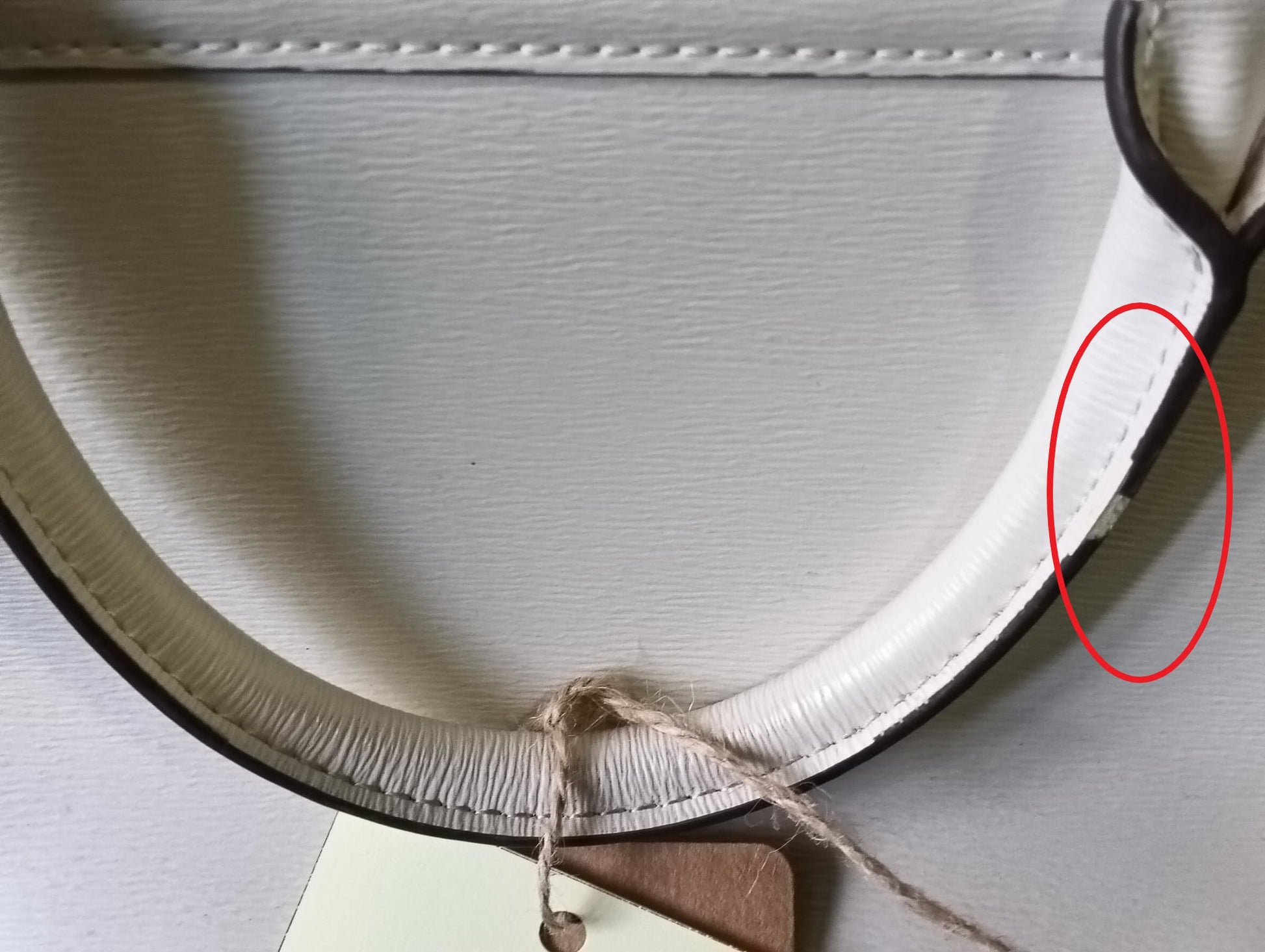 BOLSO BLANCO CON CORREA LARGA DE PIEL ( TARA PEQUEÑA MARCA EN LA ZONA DELANTERA Y EN ASA DE MANO ) DKNY