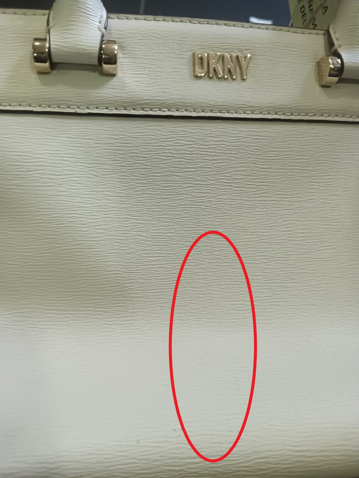 BOLSO BLANCO CON CORREA LARGA DE PIEL ( TARA PEQUEÑA MARCA EN LA ZONA DELANTERA Y EN ASA DE MANO ) DKNY