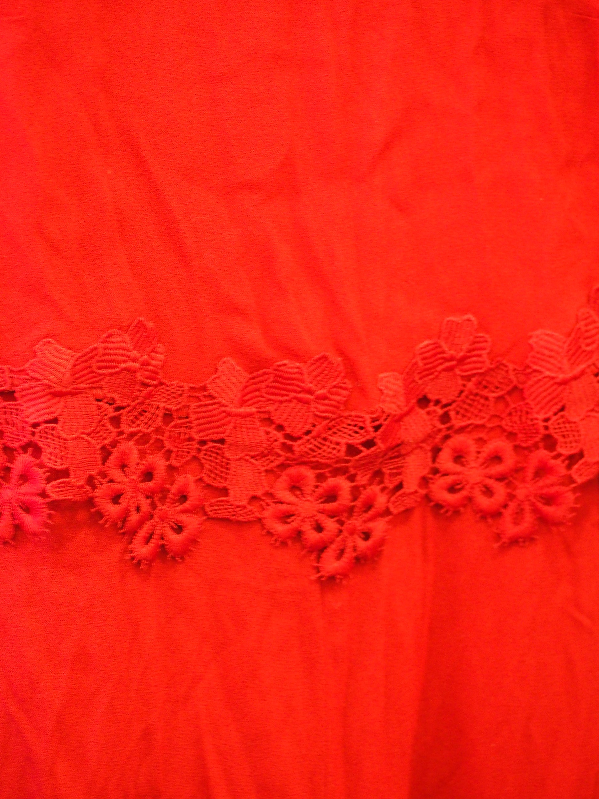 VESTIDO ROJO MIDI MANGA LARGA CON ENCAJE EN CINTURA Y BAJO