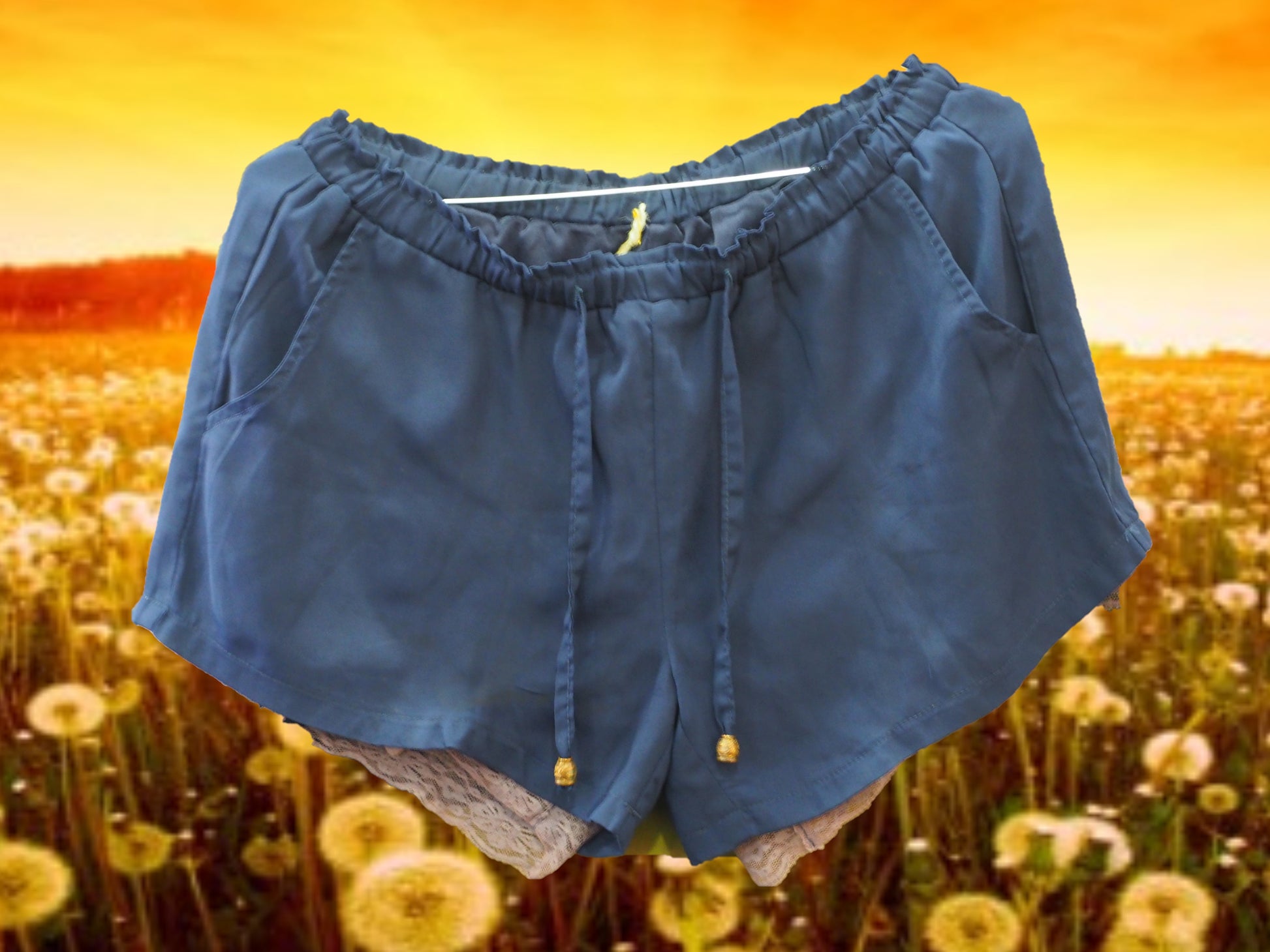 SHORT DE GASA AZUL CON ENCAJE