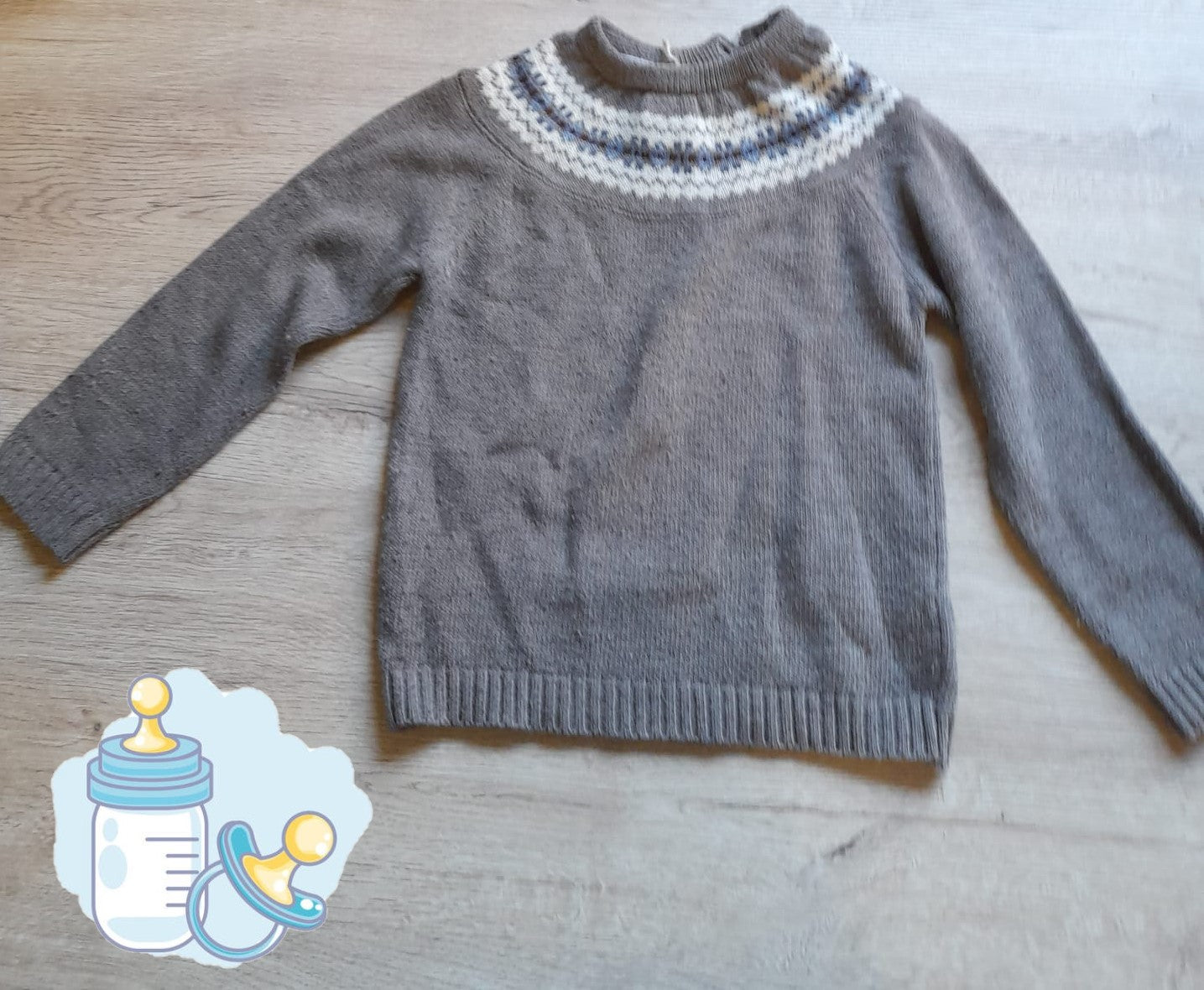 JERSEY MARRON CON DIBUJOS EN CUELLO NIÑO
