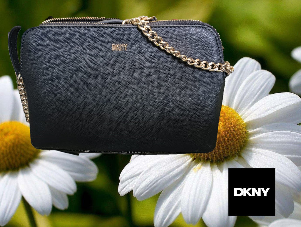 BOLSO PEQUEÑO NEGRO CON ASA METÁLICA ( TARA DESCOSIDO PARTE INFERIOR, CUERO SUELTO EN EL CUERPO ) DKNY