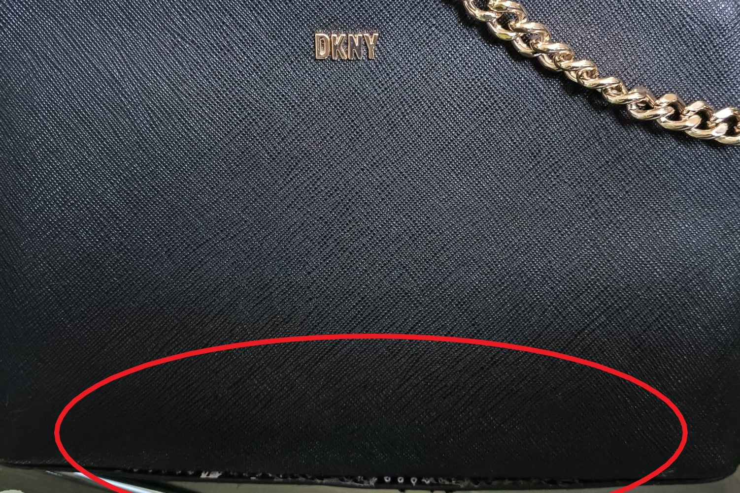 BOLSO PEQUEÑO NEGRO CON ASA METÁLICA ( TARA DESCOSIDO PARTE INFERIOR, CUERO SUELTO EN EL CUERPO ) DKNY