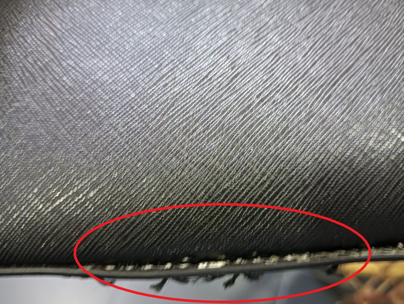 BOLSO PEQUEÑO NEGRO CON ASA METÁLICA ( TARA DESCOSIDO PARTE INFERIOR, CUERO SUELTO EN EL CUERPO ) DKNY