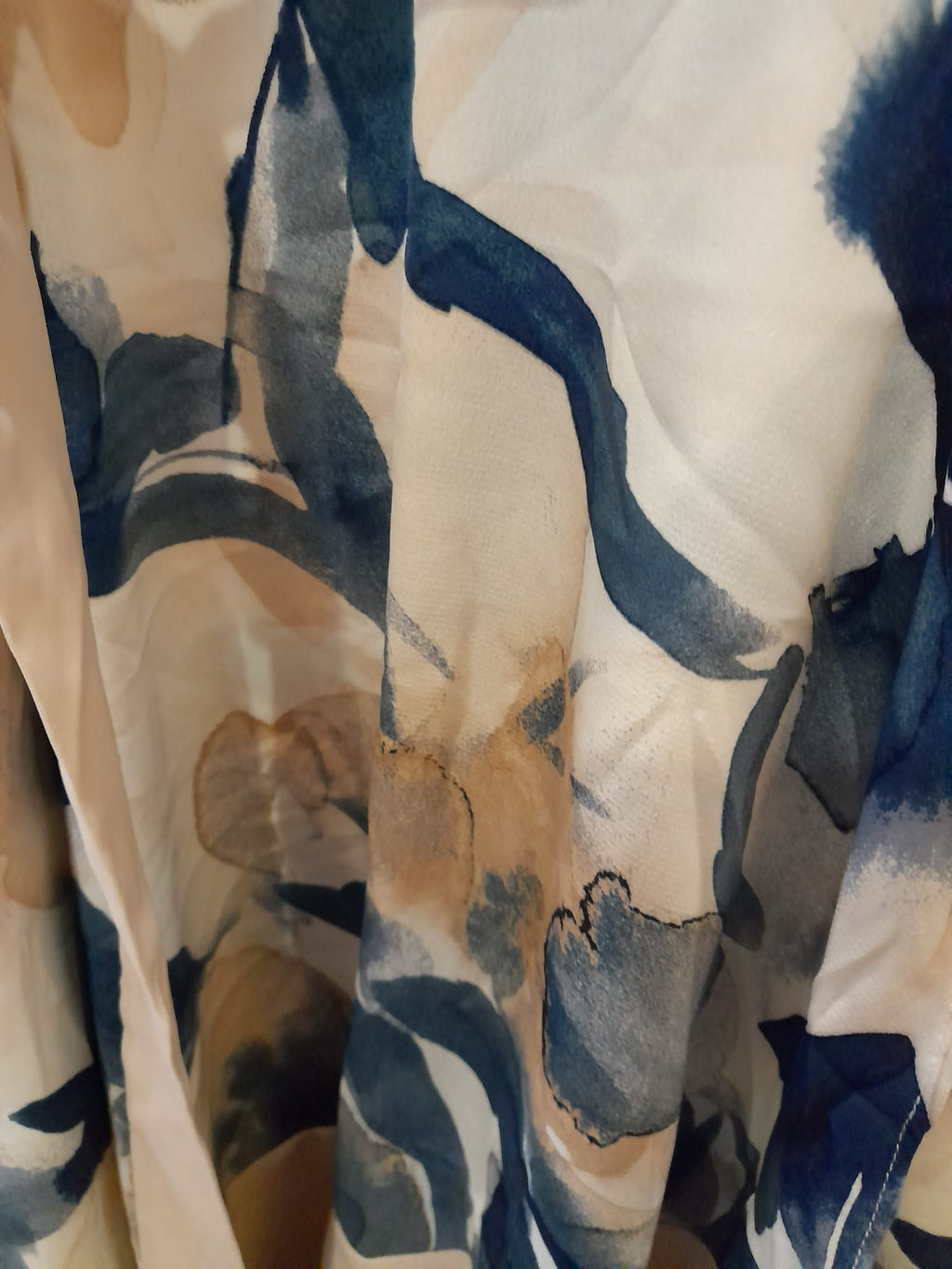 VESTIDO LARGO BEIGE SIN MANGAS CON ESTAMPADO AZUL DKNY