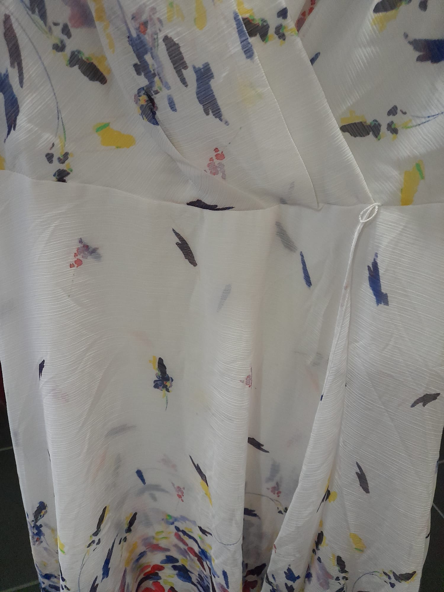 VESTIDO BLANCO LARGO GASA CON ESTAMPADO MULTICOLOR Y MANGA CORTA DKNY